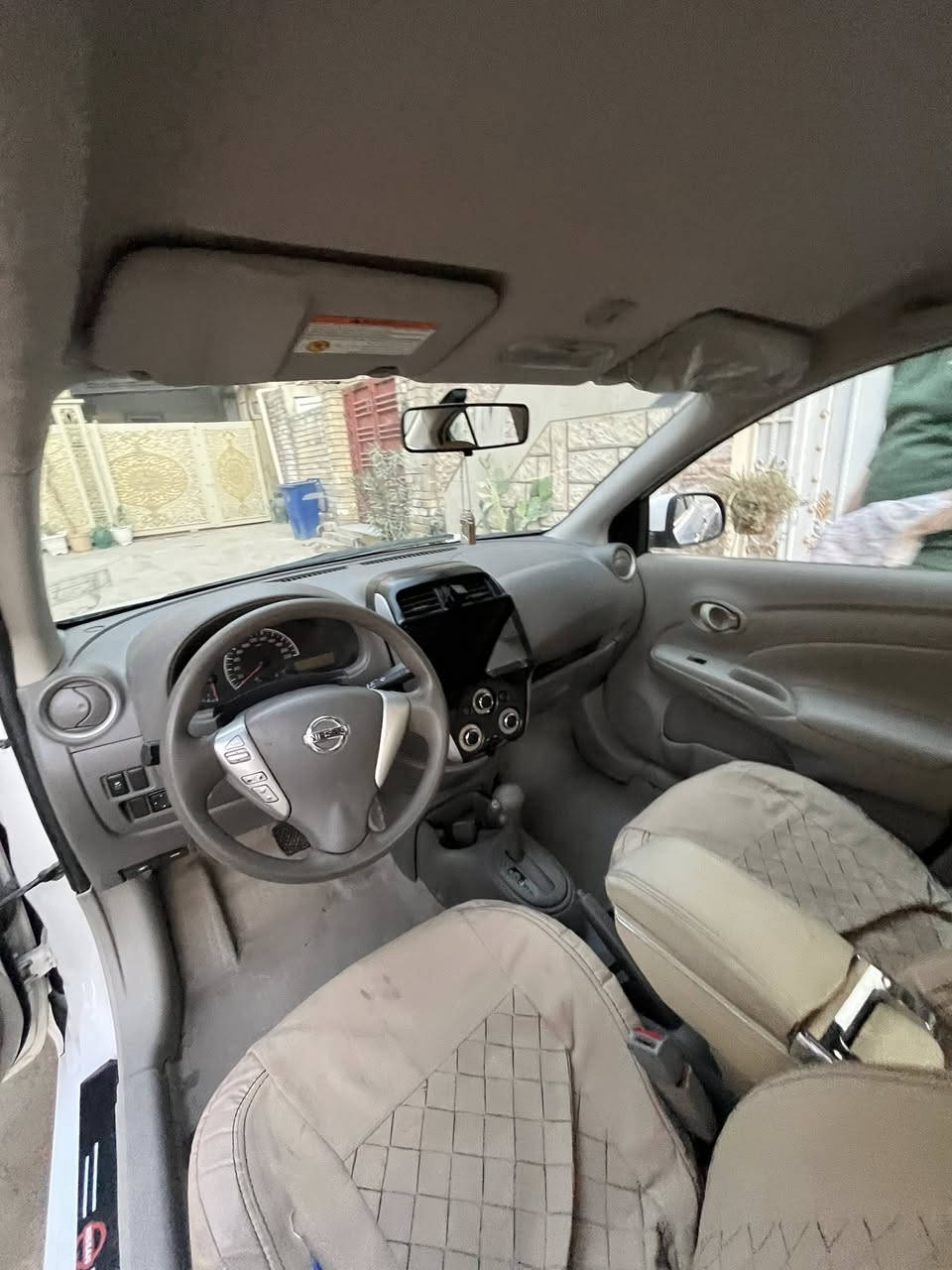 نيسان سني نظيفة جداً ماشية 60 الف بيها خدوش بسيطة بحكم الشارع ***********
