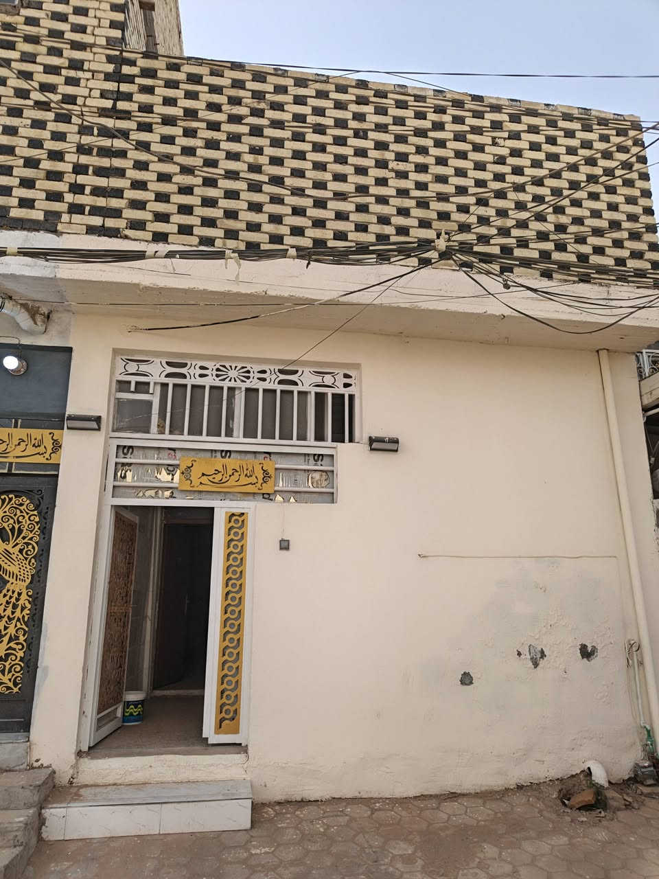 ‏بيت للبيع م ٥٠ قرب جوهره العرب غرفه وصاله ومطبخ وصحيات سعره ٨٢ وبيه مجال
‏للاستفسار مكتب بركات ام البنين *********** 
‏
