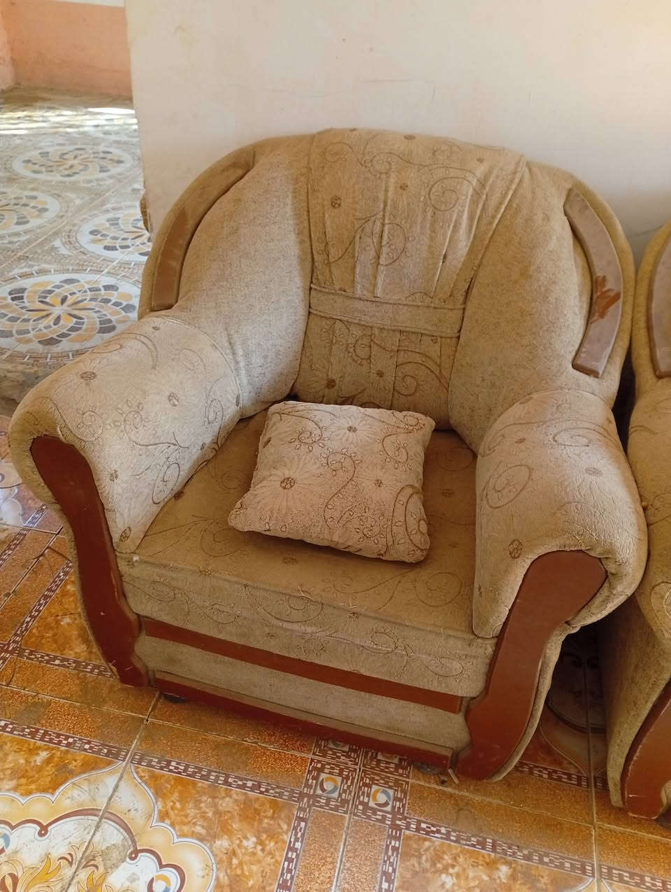 تخم للبيع اربع كراسي وقنفتين ***********
