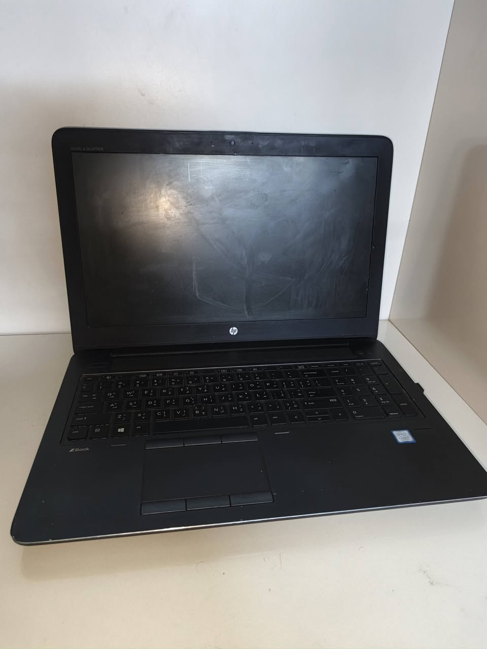 ​⚡️ للأداء القوي والعمل الشاق.. متوفر لدينا HP ZBook 15 G4 ⚡️
تبحث عن لابتوب يجمع بين القوة، المتانة، والأداء الاحترافي؟

نقدم لكم الجهاز المثالي للمهندسين، المصممين، ولكل من يحتاج جهاز "اعتمادية" في العمل اليومي.

​المواصفات التقنية:

🔹 المعالج: Intel Core i7-7700HQ (أداء فائق السرعة).

🔹 الرام: 8GB (قابل للزيادة لتطوير الأداء).

🔹 نظام التشغيل: Windows 10 Pro أصلي.

🔹 التصميم: سلسلة ZBook المعروفة بهيكل خارجي مقاوم للصدمات وجودة تصنيع عالية.

🔹 الصوتيات: نظام صوتي احترافي من Bang & Olufsen.

​✅ الحالة: الجهاز بحالة ممتازة وجاهز للعمل المباشر.

✅ الاستخدام: مثالي لتشغيل البرامج الهندسية، التصميم الجرافيكي، وإدارة الأعمال.

​📍 متوفر الآن في بغداد. البلديات 

💰 السعر: [360 الف]

📞 للاستفسار والحجز: [***********]
