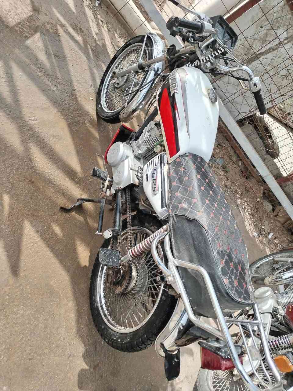 السلام عليكم دراجه تايكر للبيع
موديل 22 اوراق

دراجه نضيفه وخير من الله كلشي شغال

السعر 350 الف بيهاا مجال
العنوان بابل المسيب مفرك السده الهنديه 

***********
