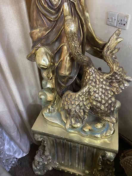 سلام عليكم تمثال للبيع ارتفاع مترتين بي ثلاث قطع يمكن فصلها لونه ذهبي وجديد السعر 200 وبي مجال للاستفسار *********** العنوان بغداد
