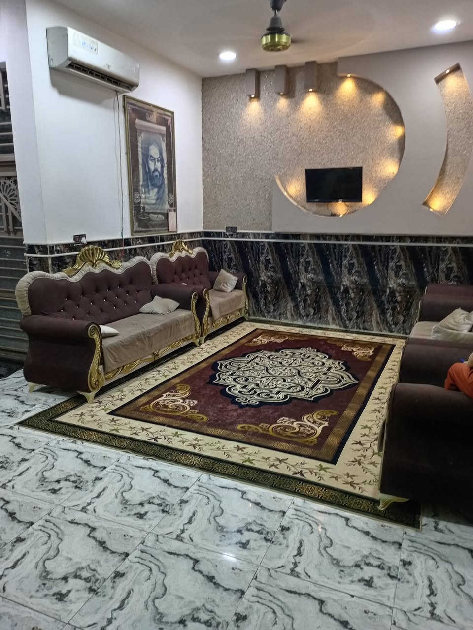 يا الله

دار للبـيـــع سيد جميل ( 200 متر )
قرب الأسواق المثلث ( اسواق ناي )+ قرب الحديقه المثلثه

متكون من طارمه كبيره واستقبال وصاله ومطبخ كبيرات
ومنور وغرفتين نوم وصحيات داخلية وخارجية

الطابق الثاني

غرفتين نوم كاملات  عوزهن تفاصيل قليله

مطلوب إسكان 60 مليون الشراي ايسدد بشرط تبديل الكفيل

للتواصل والاستفسار خاص او اتصال
***********
***********

اخوكم ابو نور الدلال

المكتب مجاز حكومياً ادخل للحساب ناشر ابيوت اي بيت ايعجبك راسلني وتدلل

أعرض عقارك عندنا ودع لنا التسويق

عنوان المكتب سيد جميل شارع 20 مقابيل أسواق امير
