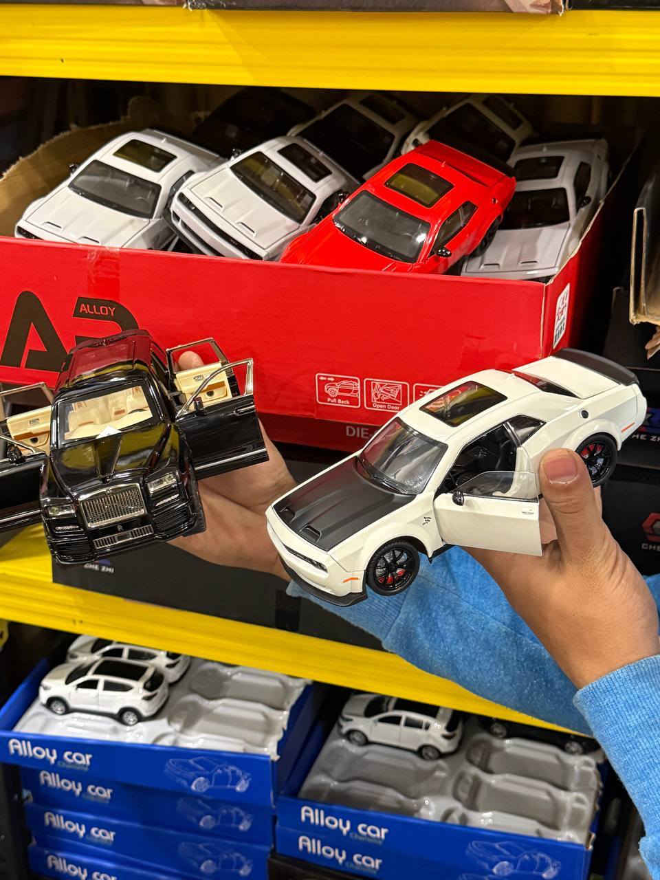 قياس: 25 سم
حديد
دبلات
تفتح جميع ألابواب
تفتح البنيد والجنطه
تايرات امامية تتحرك يمين ويسار 
اصوات شغالة
إضاءة شغالة
اضاءه داخليه شغاله 
تفاصيل دقيقة وواضحة
السعر : 17 الف 
يوجد توصيل لكل محافظات العراق 🇮🇶
***********
