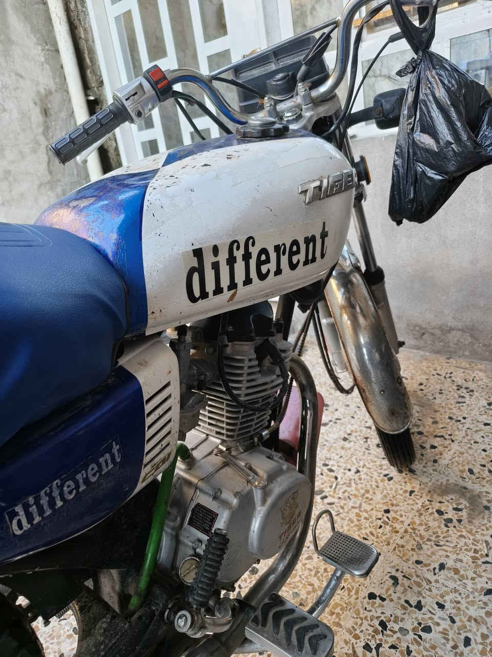 ماطور تايكر 2020 وزن ثقيل لونين الماطور بي نشاط فول يعني بل تحريكه يكمز (ملاحظه الماطور بي صوت كم شفت والويل الوره بي طسه ) الدراجه حيل حيل ناعمه ونضيفه كهربائيات كلها شغاله السعر 350 وبي مجال قليل مكان حي صدام للتواصل الرقم*********** /*********** مو شراي لا تعاملني
