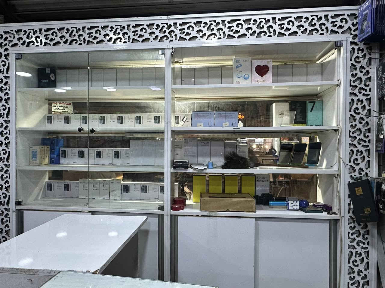 للبيع ميز محل مكون من قطعتين مع عارضه  مكونه من قطعتين موصل الدواسه ***********
