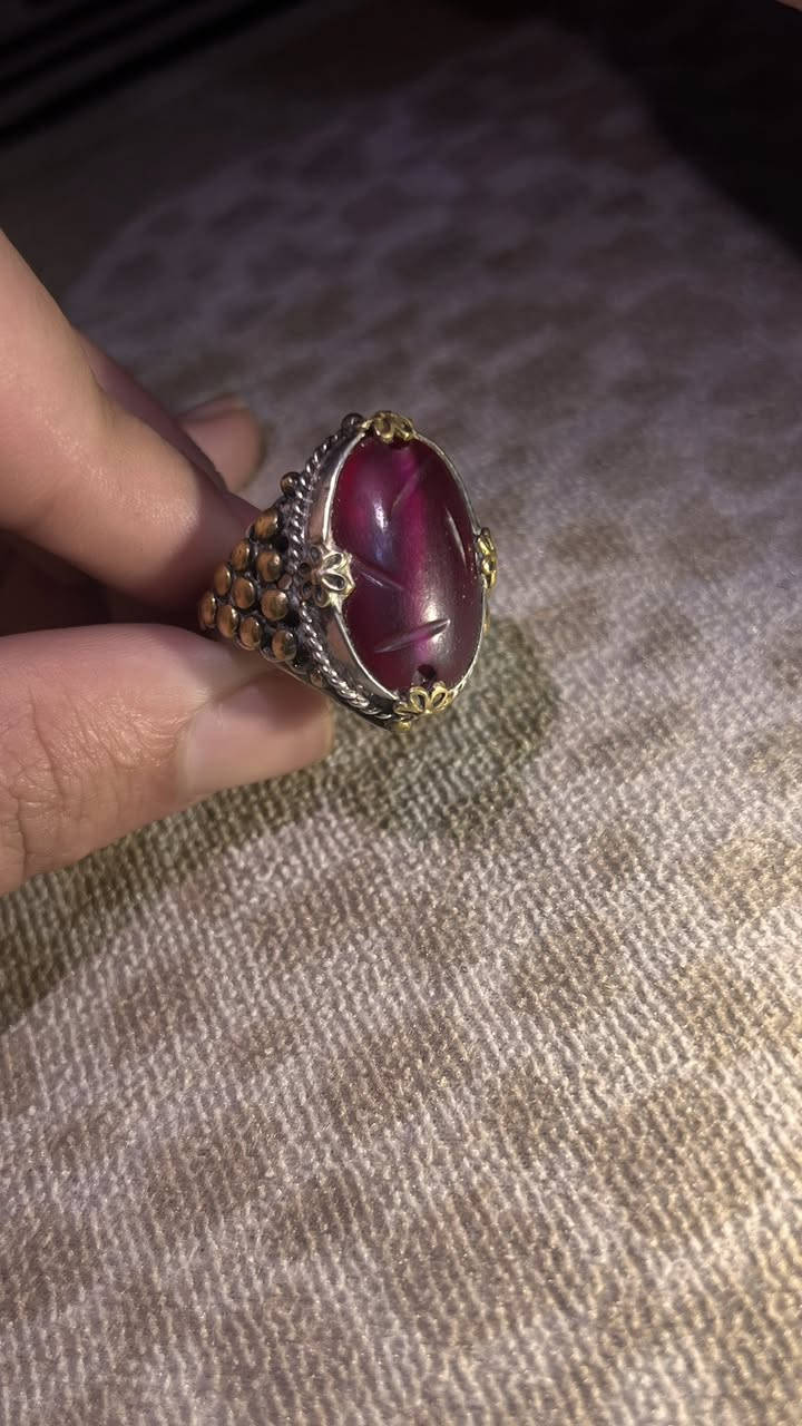 ياقوته عباسيه قديمه للبيع حجم كبير 2سم صياغه صفري سعره 400 رقمي ***********
