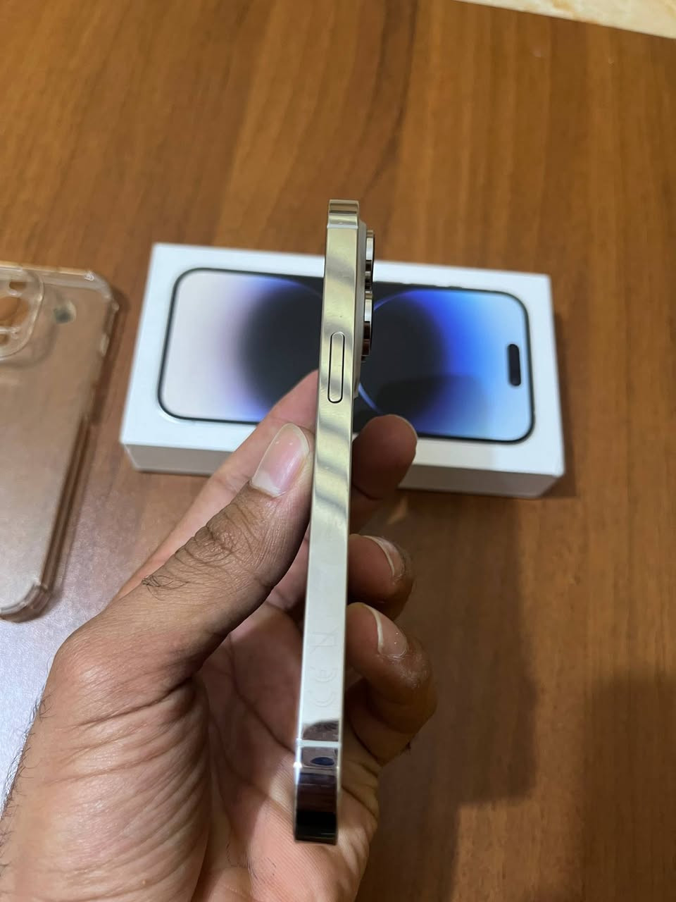 السلام عليكم شبابنة الطيبين
iPhone 14 pro فقط
شرق اوسط الالون الأبيض ( تك سيمكارت +esim )
الجهاز نظيفً جدا واستخدامة فقط تصفح وكامرة
نسبةً نظافة 98% لوجود خدوش بسيطة بالشاشة مال استخدام لانً ممخلي لاصقة حماية
الذاكرة 128
البطارية 79وجانت 83 بس نزلت بسبب التحديث 
تكفيك يوم كامل اذا استخدامك عادي
والجهاز مكفول من كلشي مال جناي 
السعر 650
مكاني بغداد الامين الثانية واتواجد بالمشتل
الشراي يتفضل خاص او يتصل على ***********
