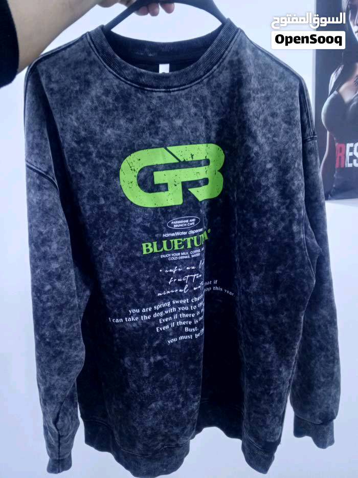 عندي تيشيرتين مميزين للبيع، الأول تيشيرت أسود بجيوب بارزة مع تطريز أبيض خفيف، مناسب للإطلالات الكاجوال أو الرياضية. الثاني بلوزة بلون رمادي مع تصميم مميز على الصدر بلون أخضر، يجمع بين الراحة والأناقة في آن واحد. كلاهما بحالة جديدة وجاهز للتوصيل داخل العراق.