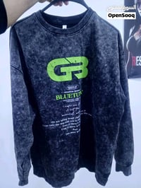 عندي تيشيرتين مميزين للبيع، الأول تيشيرت أسود بجيوب بارزة مع تطريز أبي...