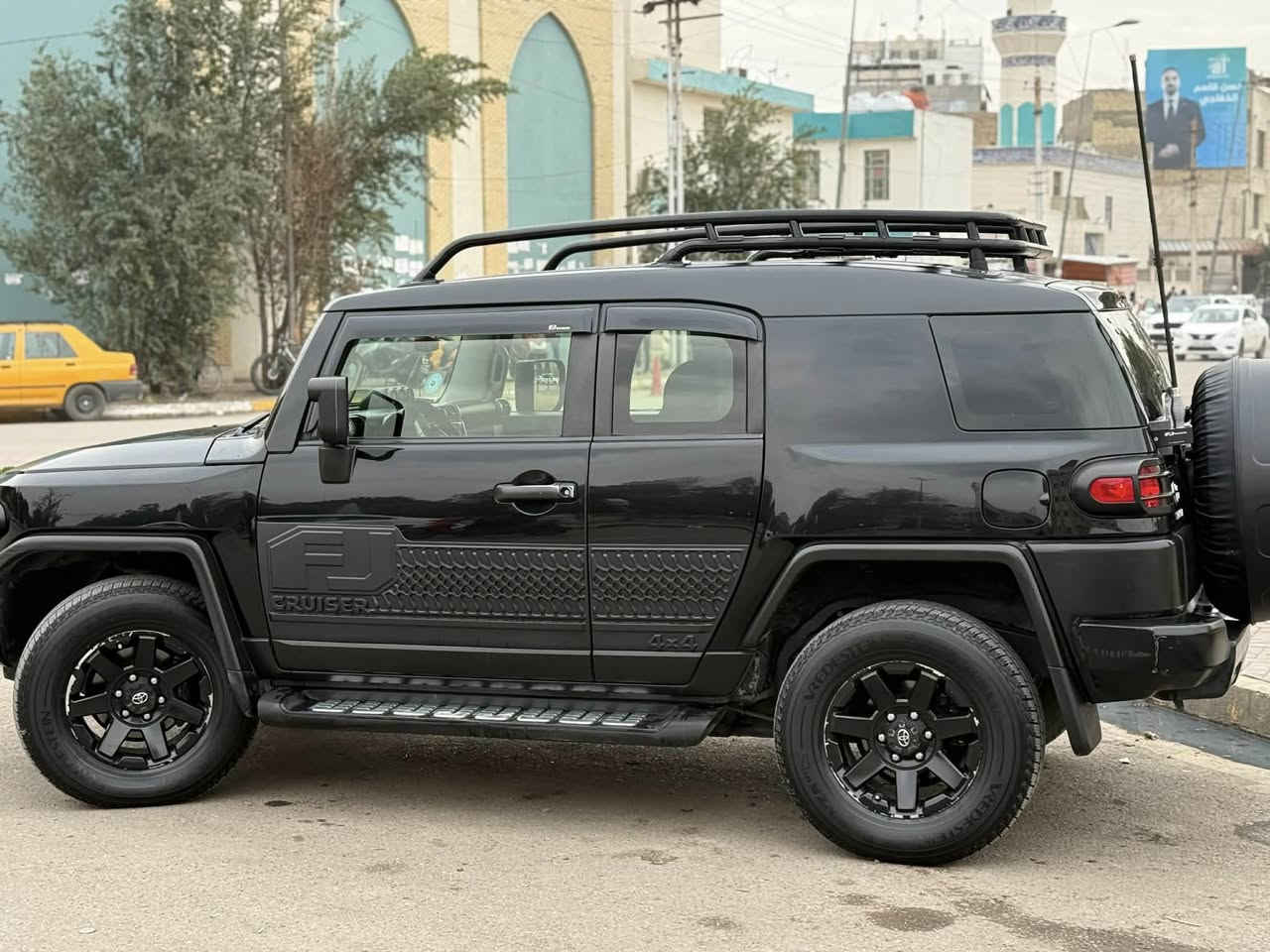 السلام  عليكم  للبيع  اف جي كروزر 2014 ماشيه 142 الف كيلو
مكفوله من الحادث والصبغ مرفعه السياره 2 انج 
سيبايه 
درج 
ترايش
قماره مغلفه ppf ضمان سنتين 
بجم زنون 
شاشه كامره السياره جديده ومصروف عليها وجاهزه من كلشي السعر 26.500 وبيها مجال مكان السياره الاعظمية اي استفسار هذا  رقمي  ***********
