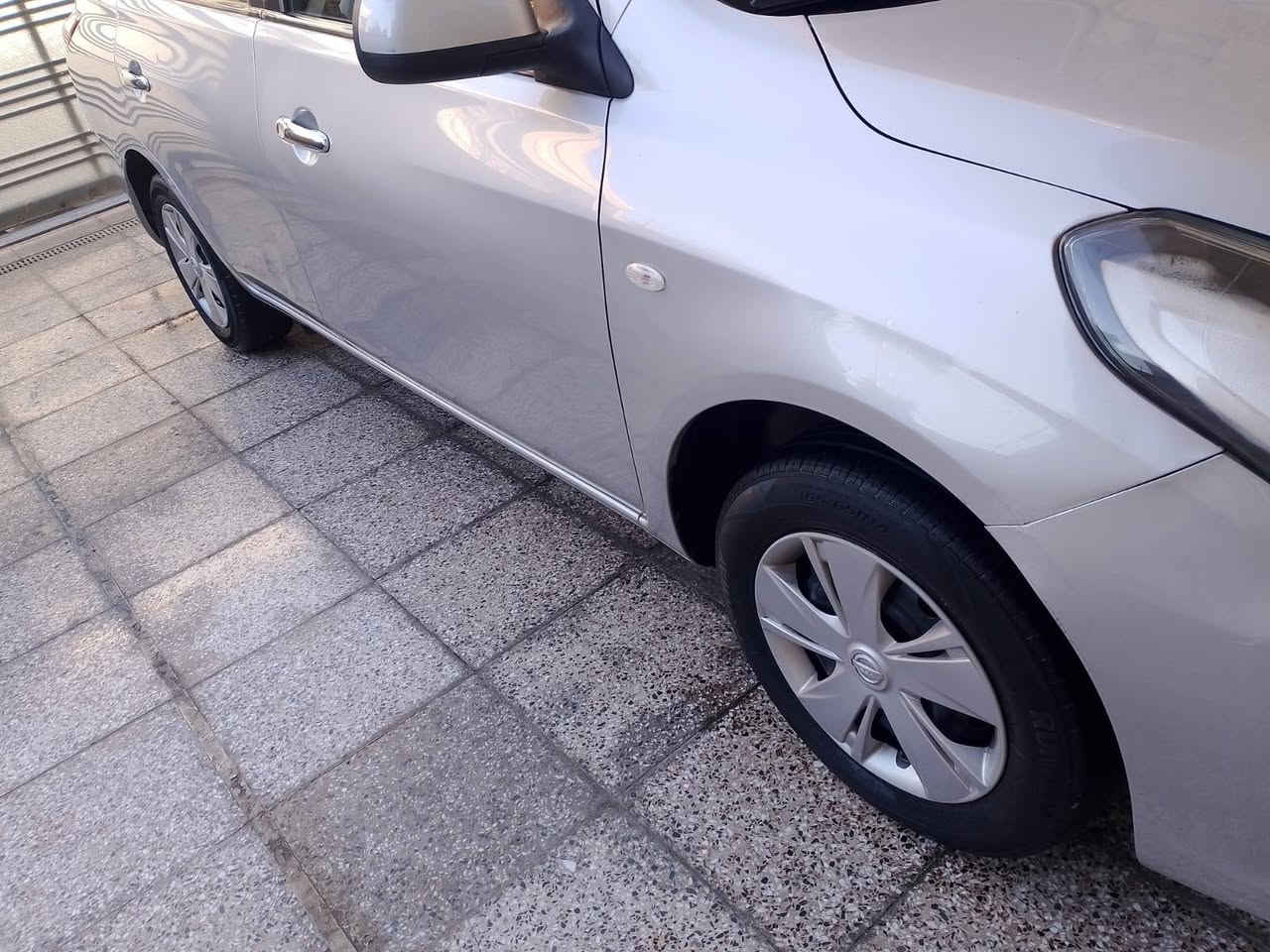 السلام عليكم 
للبيع نيسان سني 2019لون رصاصي
هندي ابو الأبليته الزركه 
رقم سليمانيا الدولي الأنكليزي 21 
استلام شركة السور العراق 
السياره مكفوله كفاله عامه من الضربه والصبغ
السياره بعده كله على وضع الشركه ما مبدل بيه اي شي
الكير والمحرك مكفولات 
تبريد تدفئه كله شغال 
صدر امامي خلفي جديد تخم تايرات  
السياره جاهزه وبدون مصرف وسونارها مع الصور 
ومواصفاته مال السني المعروفه نص فول 
السياره بغداد حي الجهاد والوكيل موجود شرط التحويل   السعر ١١٠$ 
***********
