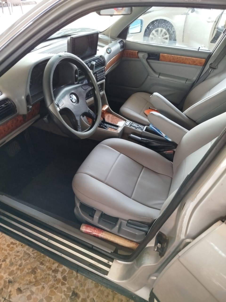 بي ام للبيع السياره جاهزه من كل شي انطيك شرط كير محرك وايرمنيه تبريد داخل جلد سنويه لل26 شرط التحويل صبغ جماليه الاصلي 735 المشدود عليها 730 كابون بانزين 
للاتصال 
***********
***********
