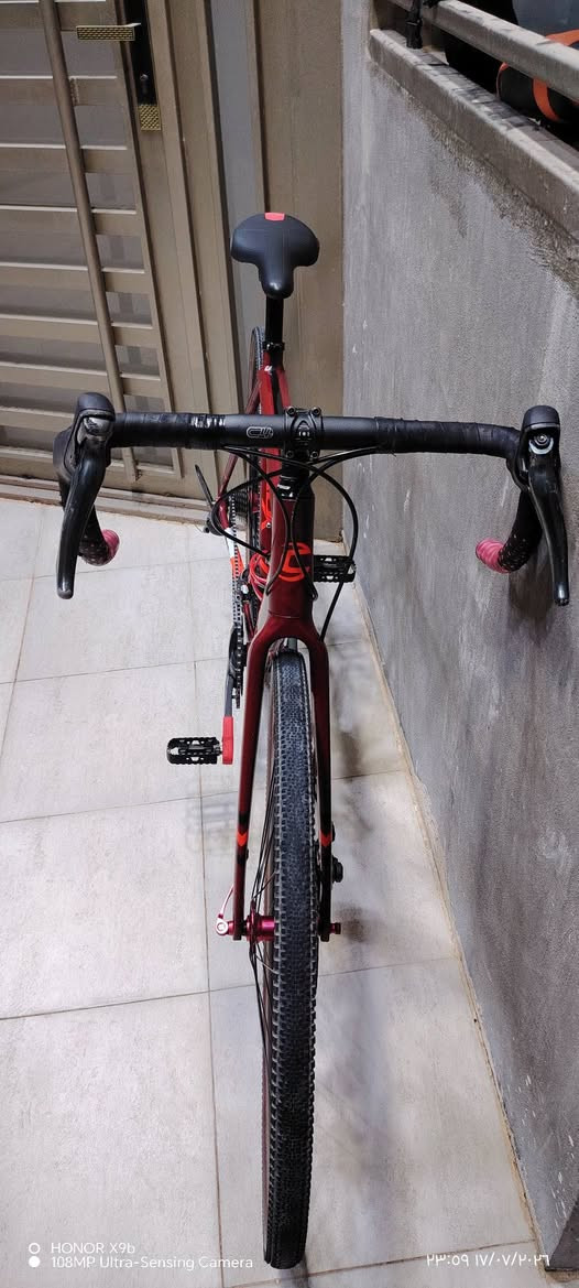 للبيع: دراجة جرافل (Gravel) كابيتال ماركة CANNONDALE العالمية 🚴‍♂️
​الدراجة بحالة ممتازة جداً (أخت الزيرو) وجاهزة للمسافات الطويلة، كل القطع بلاد ومختمة كير وتك من الشركة.
​النوع: جرافل (Gravel Bike).
​الماركة: CANNONDALE (أصلية صناعة تايوان).
​السستم: Shimano TIAGRA (سرعات 2×10) سلاسة عالية بالنقلات.
​الختومات: كلشي بيها مختم كاننديل (الرقبة الأصلية، بوري الركبة، وبوري السرج).
​الويالة: CX20 DISC قوية وتحمل مطبات وطرق وعرة.
​البريكات: ديسك بريك (دهن) استجابة سريعة وأمان عالي.
​ملاحظة: الدراجة مغسولة، ملمعة، ومشدودة إلها الرقبة الطويلة الأصلية للشركة ومصفية على الفحص.
​السعر المطلق 900 ألف وبيها مجال بسيط للشراي الجاد
مكاني بغداد الزعفرانية
رقمي *********** واتساب ماسنجر
