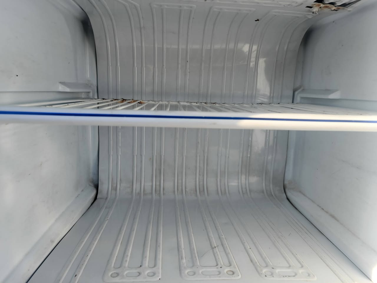 ثلاجه البيع شغاله
سعر 50 حي السلام

***********
