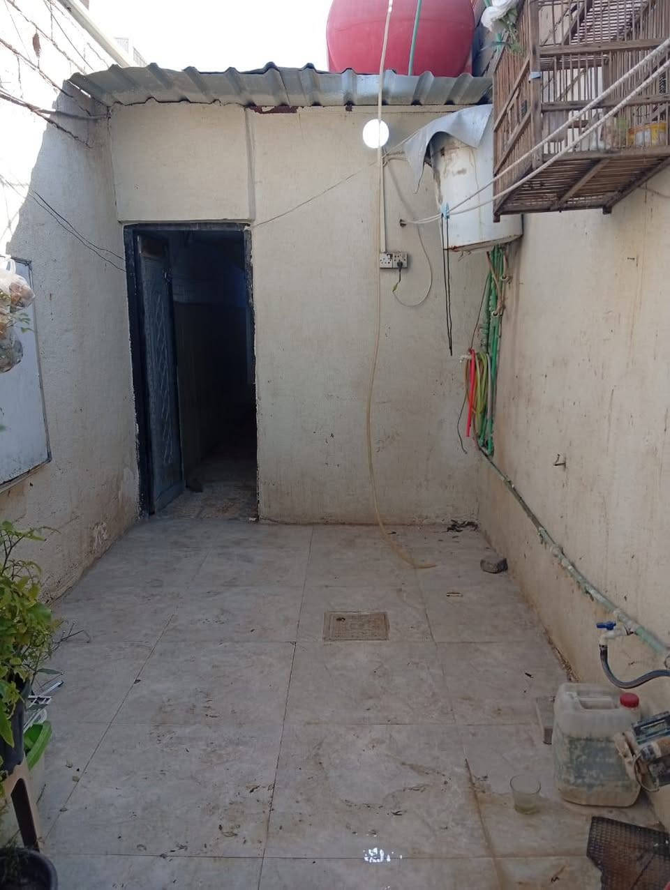 السلام عليكم
يتوفر بيت تجاوز للايجار للايجار
المساحه 100 متر
 عندي مقطع توضيحي 
يتكون غرفه كبيره صاله صحيات طارمه السقف شينكو ما يخر
العنوان القبله شارع المدارس
سعر الايجار 250 استفسار ابو عباس***********
