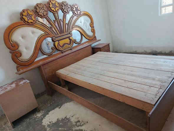 غرفة خشاب نضيفة وبسعر مناسب سعر1100وبيهة مجال شي قليل 
رقم تليفون ***********تصلو علية بس لحد يكسر بسعر فدوة اروحلكم
