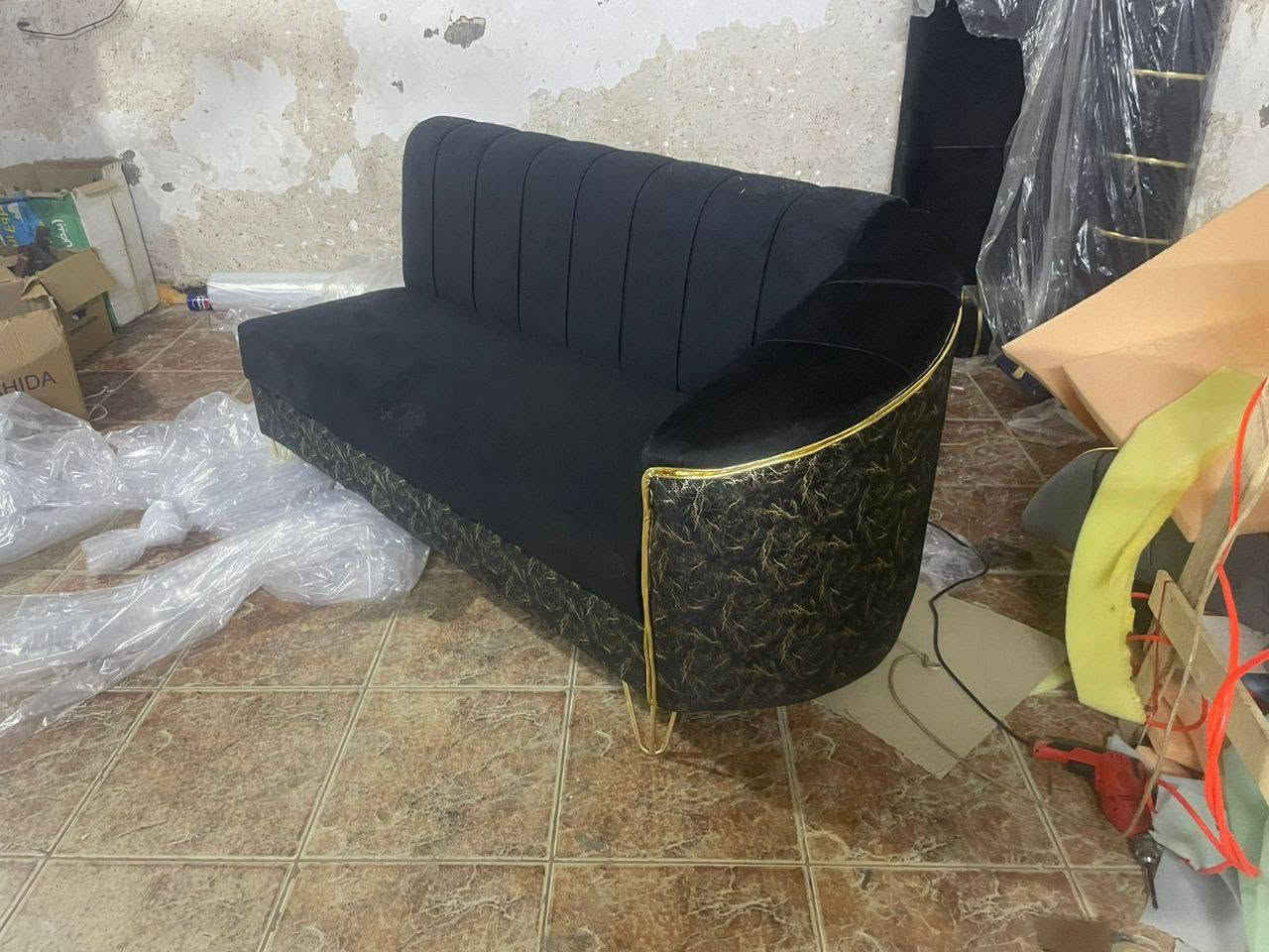 لمحبي التميز ولأصحاب الذوق الرفيع.. الديوان الملكي وصل! 🔥✨
إذا كنت تدور على الفخامة والعملية بنفس الوقت، هذا الديوان هو اختيارك المثالي. شغل درجة أولى وتفاصيل دقيقة لكل بيت عراقي.
خيارات الأسعار حسب المقاعد:
💎 5 مقاعد: 290 ألف.
💎 6 مقاعد: 325 ألف.
💎 7 مقاعد: 375 ألف.
💎 8 مقاعد: 400 ألف.
💎 9 مقاعد: 430 ألف.
💎 10 مقاعد: 475 ألف (مع كوشات هدية 🎁).
(ملاحظة: أقل قياس للطلب هو 5 أمتار).
ديوان الستندر (6 أمتار ونصف):
يتكون من (قنفة كبيرة عدد 2 + قنفة وسط عدد 1 + كرسي + زاوية).
مواصفات التميز:
✅ الهيكل: بلوك شغل درجة أولى (متانة عالية).
✅ الإسفنج: مميز، أول، مقعد ثابت لراحة تدوم.
✅ القماش: جاكور (أنيق ومريح).
✅ الأرجل: نيكل (ويتوفر خيار أرجل خشب بإضافة 30 ألف).
✅ إضافات: يتوفر قماش وتر برو أو كتان (إضافة 50 ألف).
✅ الضمان: ضمان حقيقي للأمانة لمدة 5 سنوات! 🥇
🚚 خدمة التوصيل:
داخل بغداد: مجاناً (خلال 4 أيام).
أطراف بغداد: 15 ألف.
المحافظات القريبة: 25 ألف (خلال 5 أيام).
لا تنتظر، اطلب فخامة ديوانك الآن!
للطلب والاستفسار، اترك تعليق "تم" أو راسلنا على الخاص. 📩


**إذا كنت صاحب هذا الإعلان وتريد حذفه لأي سبب، رجاءا أرسل رسالة إلى الدعم الفني**