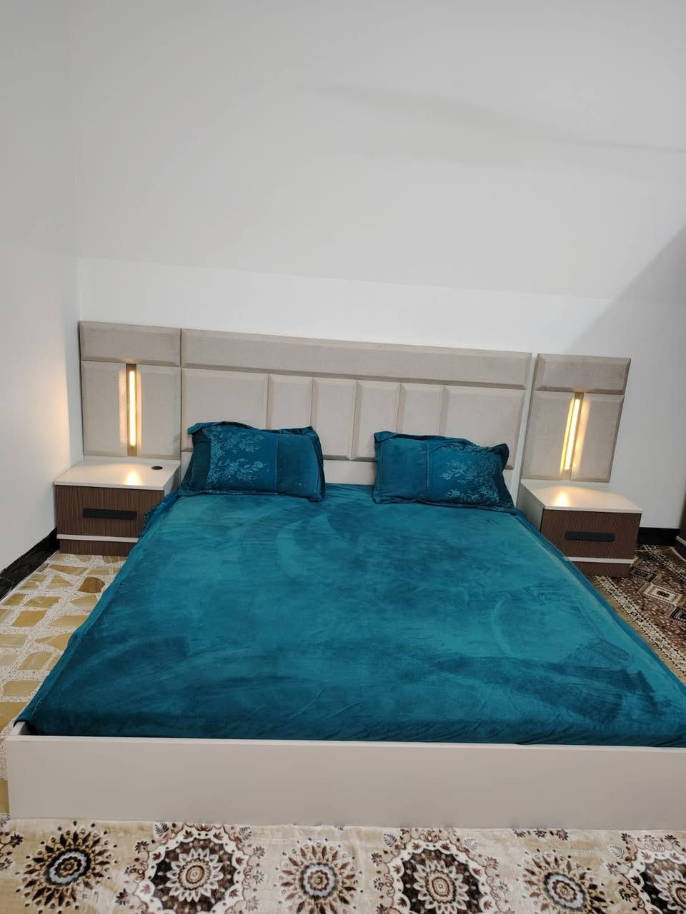 #للــبــيــع
غرفة نوم تركية 5 قطع
نوع الخشب MDF ثقيل جداً
سعرها 600 وبيها مجال بسيط 
الغرفة جديده مستخدمة 4 اشهر فقط 
عنوان موصل الجانب الايمن حي رجم حديد
 للأستفسار اكثر الأتصال على الرقم ***********
