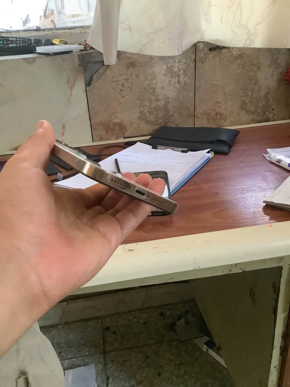 📱 آيفون 14 برو ماكس (iPhone 14 Pro Max) للبيع
الذاكرة: 256 جيجابايت

 النسخة: شرق أوسط

 نسبة البطارية: 76% (شد شركة)

 الملحقات: الكارتونة الأصلية موجودة ومطابقة للسيريال

 الحالة: الفيس أيدي (Face ID)، الكاميرات، الجرس، والسماعات شغالة 100% وبأفضل أداء

⚠️ توضيح حالة الشاشة بكل أمانة:

الشاشة مبدلة، وحالياً بيها كسر بالجلاس الخارجي فقط، أما اللمس والألوان وشغل الجهاز كُله طبيعي وممتاز ومابيه أي شائبة.

📞 للتواصل والاستفسار: ***********

📍 المكان: [البلديات]
