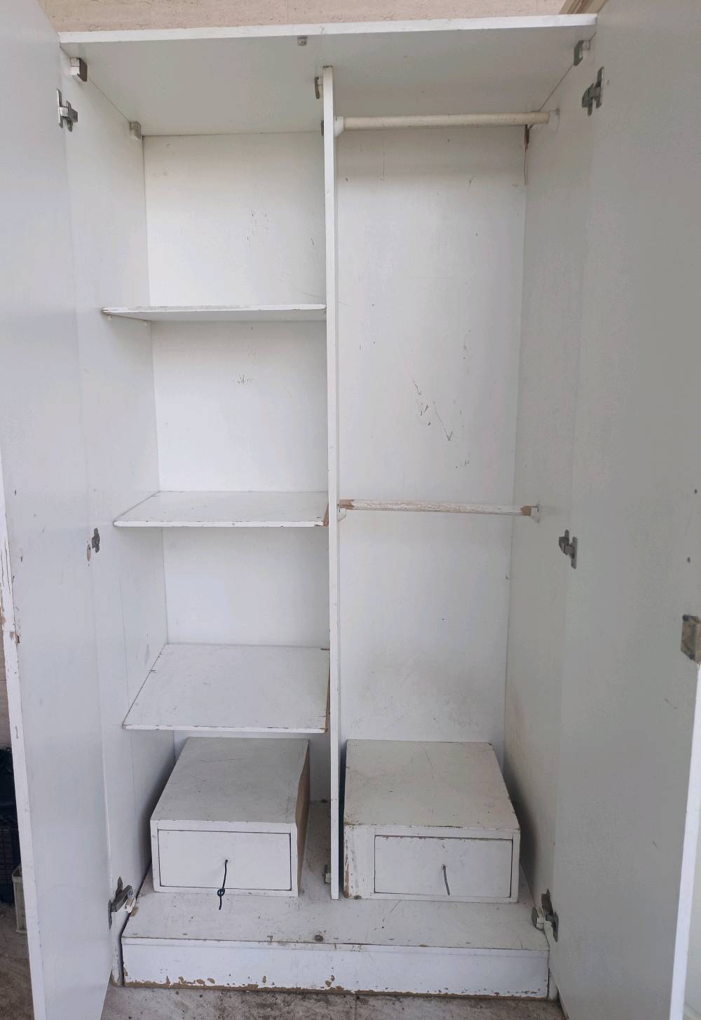 كنتور +غرفة صاج كويتي بدون تختة او جرباية وخشب بلوك ابيض كنتورين و جرابي اثنين و جرباية حديد. العنوان البصرة السيبة