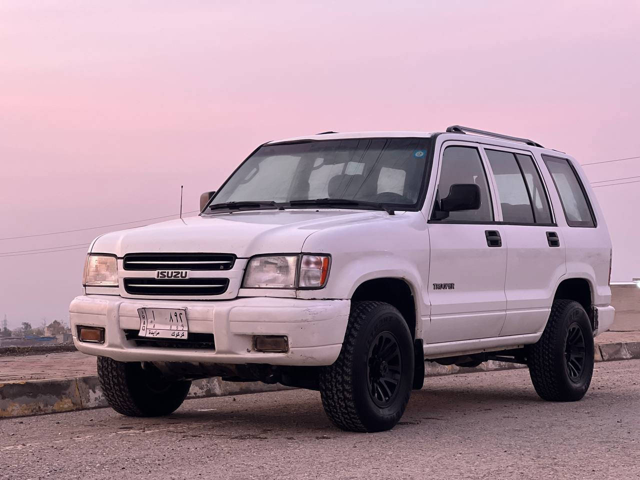 سەرەتا بەناوی خوای گەورە .
‏
‏isuzu ی یابانی بۆ فرۆشتن مۆدیل 2000
‏
‏فول فول عادی بەس تەبرید مەرکەزیە
‏
‏دەبڵ ئەکسل 4×4 چکنێتە قورس و سوکی بەشەرت
‏
‏پێش تەبەڵە
‏
‏تەبرید سارد و گەرم  و مەرکەزی 
‏
‏سپێر لەکۆڵ 
‏
‏کوشین دەفتەری 
‏
‏مەکینەی شەش پستۆنی 3,2 مەکینە گچکەیە بەڵام  هەتا بڵێی بەقوەتە
‏
‏مەکینە و گێڕ و دەبڵ گێڕ  دەبڵ ئەکسل بەشەرت 
‏مەکینەی بەشەرتی ئەوەی بوڕغوی بانەدرابێ 
‏سەیارەکە ٢٥٠ هەزار ڕۆشتوە زۆر زۆر خاوێن ماوەتەوەهەموو شتێکی  لەسەر دەقی شەریکە ماوەتەوە 
‏
‏کامل ناو گاحیەی تێگیراوە
‏
‏سەقفو شان و شانسیو پێش و دوای بێ  نوکە دەرزی لێدراوی نیە . بەس لەزگەکانی پێوە سوتابوو شوێن لەزگەکانی  بۆیاغە لەگەڵ دوو پەڵەی گچکە 
‏
‏ناو گێچ و کارەبایات هەمووی  بەشەت 
‏
‏سەیارەکە هی حوکمەت بووە و موزایەدەیە  کتابی موزایەدەی ون بووە بەڵام ماڵی مەدەنی بەشەرت .
‏
‏ هەموو شتێکیم چاک کردووە کامل دەبڵ ئەکسلی تازەیە کلاج و حەینەی تازەیە تاقم پێشو دوای تازەیە تایەکانی خاوێنن .سەیارەکە هیچی نەماوە بی حەیب نەکرێ مەسرەفی چاکی تێدا کراوە هەتا بڵێی ڕێک و پێکە سیحرەکەشی٤٦ وەقەو محامەلەیەکی برایانە بۆ پارەکەی دەفرۆشرێت  شوێن قەڵادزێ .
‏tb. ئەشیای لە کا زیاترە
‏هەموو شتێ کی نوسراوە پێویست بە پرسیار ناکا ژمارە مۆبایلی خاوەنی
‏:***********
:***********
‏ئاسیاکە وەتسئەپ و ڤایبەری لەسەرە.
‏
‏
‏ بشدار, السليمانية
