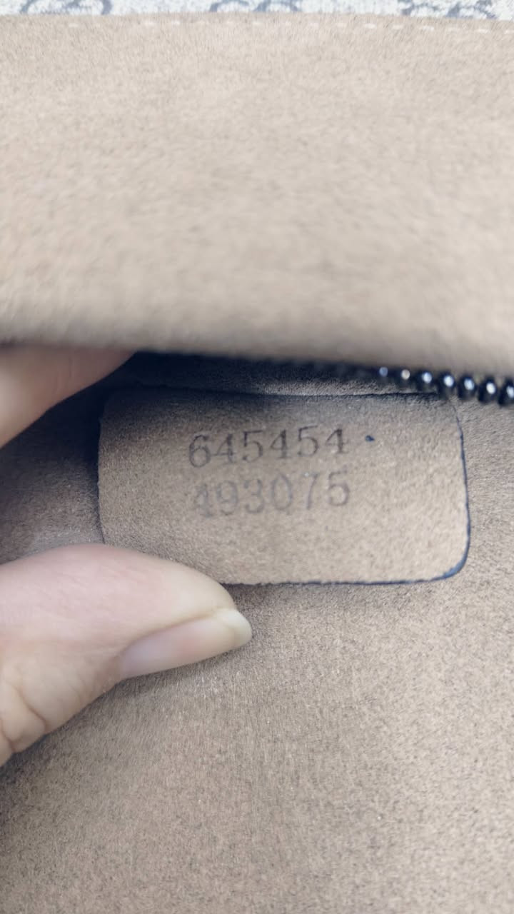 هذه حقيبة يد نسائية ماركه
 كوجي  كود حقيقي 
 من نوع غوتشي ديونيسوس مصنوعة من قماش GG Supreme مع تفاصيل من الجلد


**إذا كنت صاحب هذا الإعلان وتريد حذفه لأي سبب، رجاءا أرسل رسالة إلى الدعم الفني**