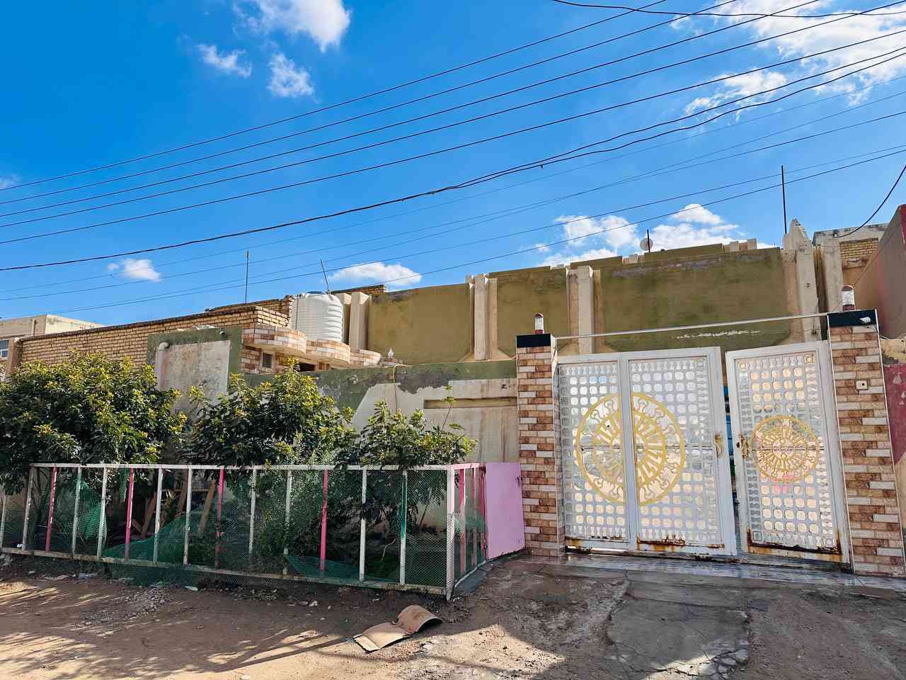 السلام عليكم 

دار للبيع في الحي العسكري قرب ام صاحب طابو صرف 
المساحه 210
يتكون من استقبال وصاله وهول وثلاث غرف نوم ومجمعين صحيات 
البيت ترميم درجه اولى ارضيه بورسلين جدران سيراميك السطح اوسكام بناء عالي عن الشارع مثل ما موضح بالصور موقع جدا مميز خامس بيت عن الشارع الرئيسي يطل على ساحه وملعب كرة قدم 
السعر 180 مليون وبي مجال لأستفسار الاتصال ***********
