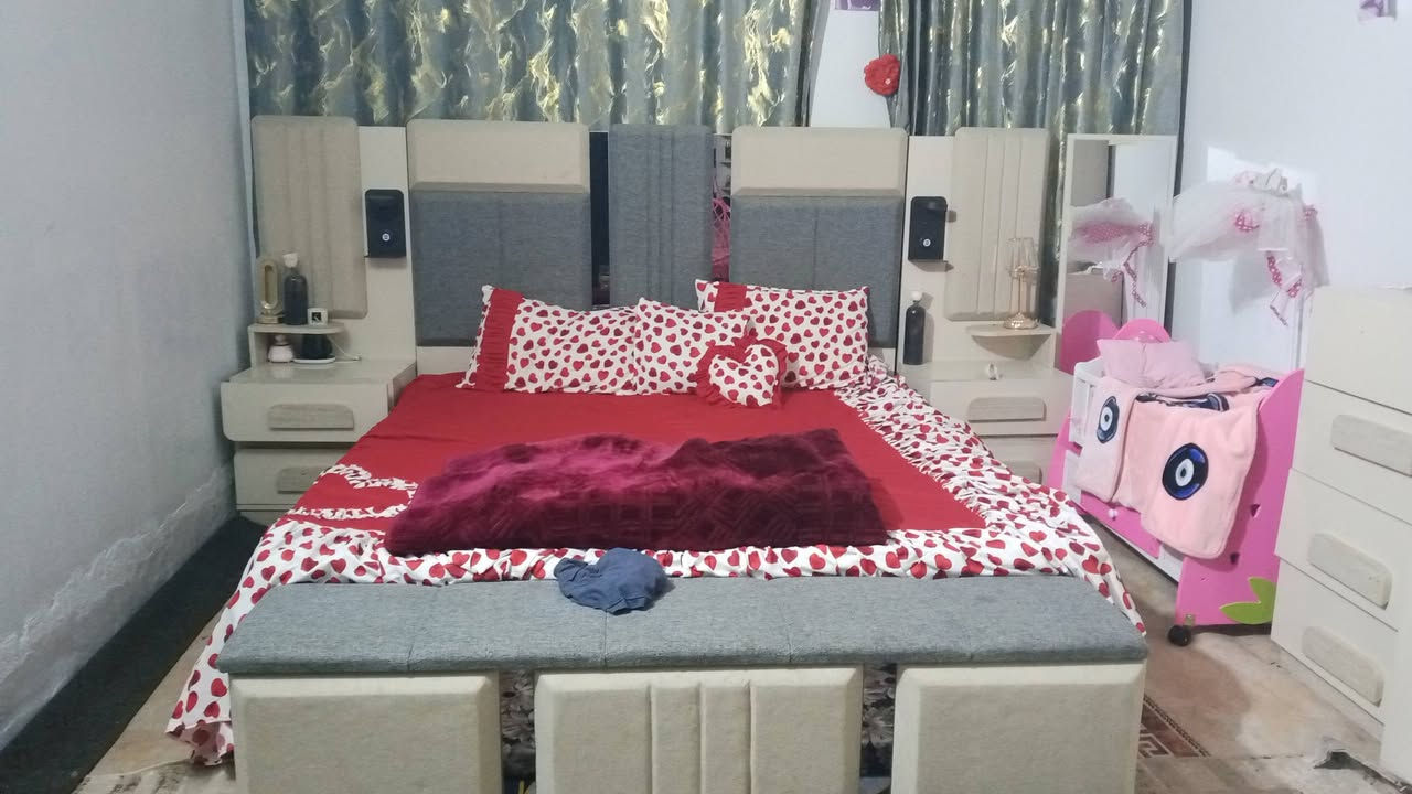 غرفه 8 قطع للبيع نضيفه انضف من صوره وبيها اناره وشحن متوازي ع بيعتها سعر خاص *********** واتس
