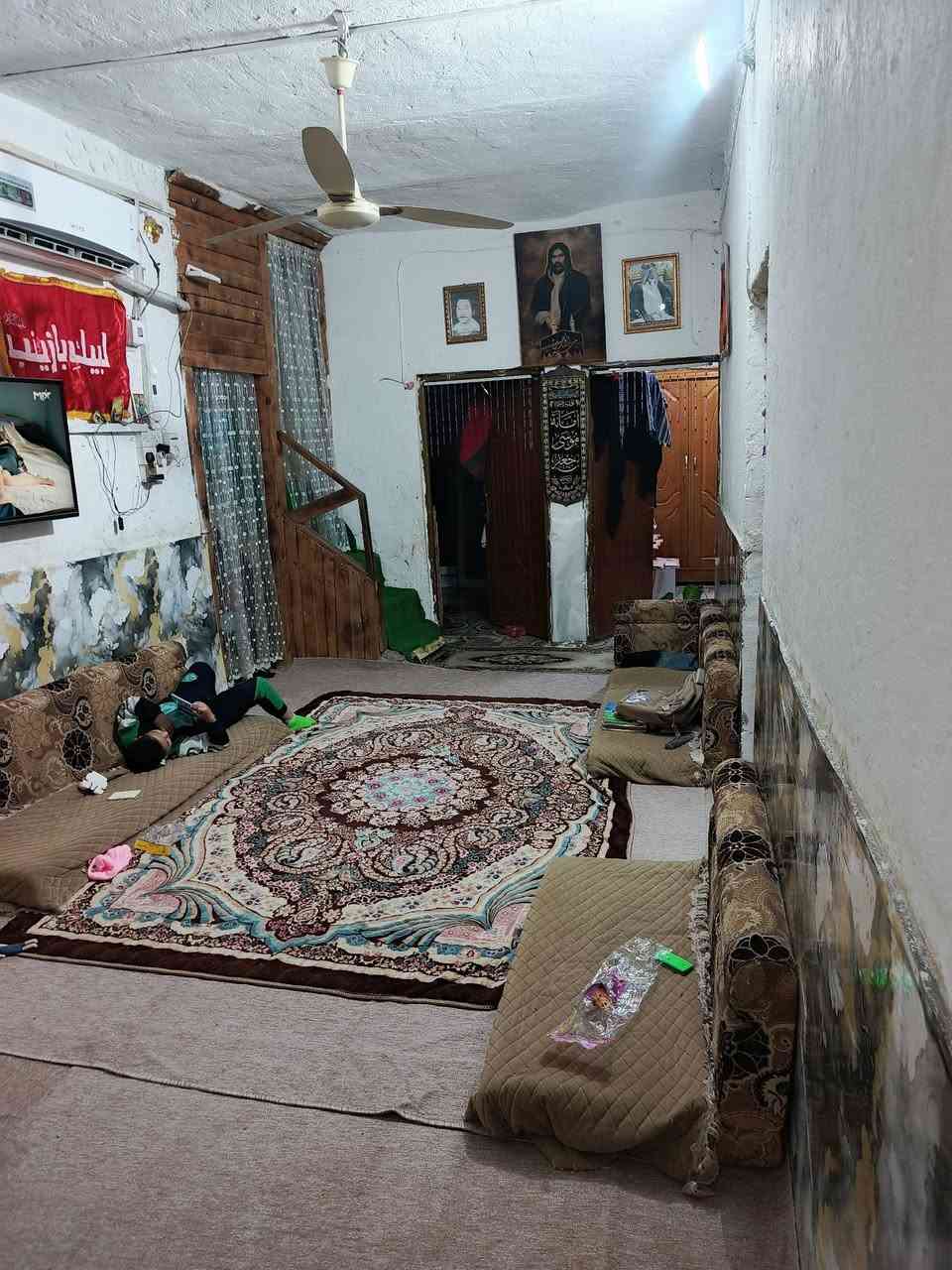 السلام عليكم بيت تجاوز للبيع الاصمعي قرب محطة غاز الاصمعي شارع الخدمي ثلاث غرف الارضيه سيراميك السقف اعكاده البيت نضيف 23وبي مجال اتصل ***********
