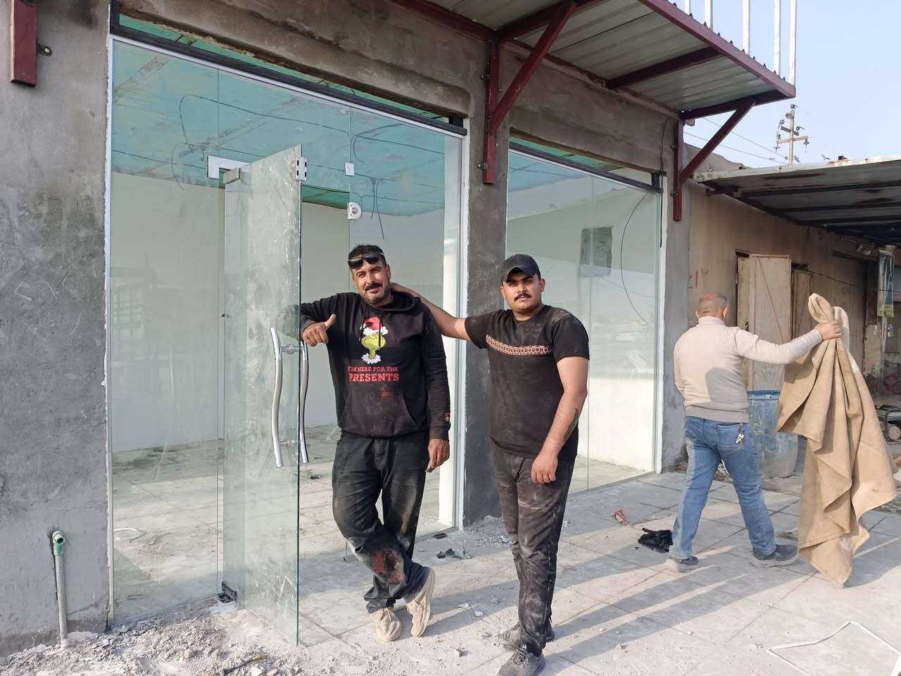 الحمدالله وشكر عملنه اليوم3 جام خانات10ملم  ومستعدون لعمل الزجاج ولالمنيوم بسعار مناسبه سعر المتر 18 دورلار  ***********@
