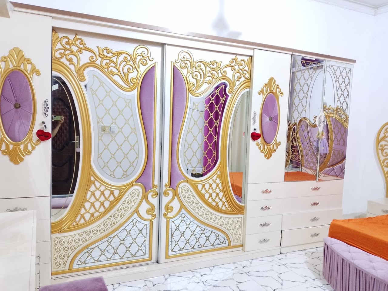 غرفه تركيه خشب قوي ونوعيه زينه جديده كلش ونضيفه زلغ واحد مابيه متكونه من ٩ قطع  سعره مليون والدوشك سعره اب ١٠٠ اطيك بي ضمان مكاني شطره الشراي يتصل ***********
