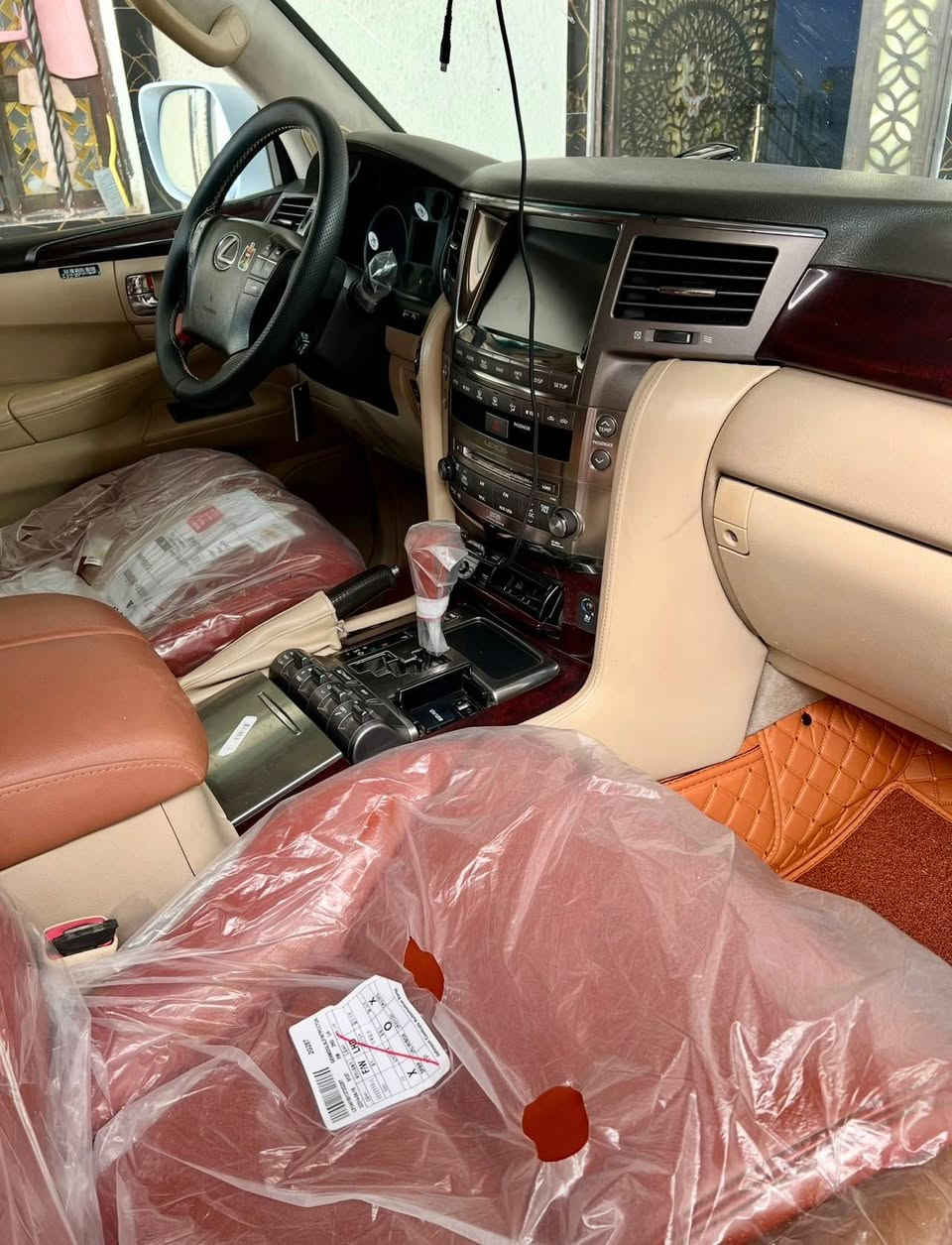 السلام عليكم 
لكزز موديل 2010 للبيع
السياره بسمي شخصياً 
السياره فول مواصفات 
مايحتاج اذكر مواصفاتها
السياره جاهزه من حدادا
من مكينه من گير  
تخم تاير توني شاده
 السياره ماتصرف عليه ربع
 ترايك وين مايعجبك
السياره بيه مدكر جهت السايق
مصبوغ وشبر بلبنيد فقط والباقي كفاله
اخوان بيع فقط اعتذر عن المراوس 
السعر اتصل وتدلل بياع مستعجل 
مكان السياره البصره
*********** البصرة, العراق
