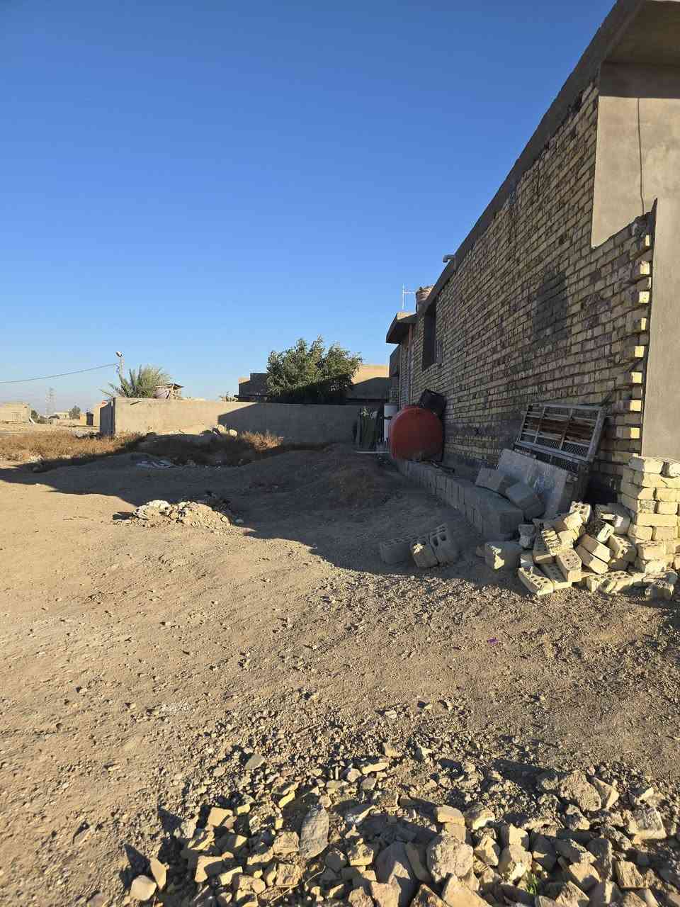 السلام عليكم   بيت طابو زراعي سند ٢٥ مساحه البناء ١٥٠ وقطعه١٠٠ متر بصف البيت يعني المساحه الكليه ٢٥٠ بناء حديث طابق واحد طابوق كامل البيت ركن على شارعين مكانه على طريق حله كربلاء  ابو غرق قرب سيطرة ام الهوى  قريب على الخدمي طريق الزوار  يحتوي على غرفتين نوم وهول ومطبخ واستقبال بناء ٢٥ و كدامه ساحه وشارع ١٠ متر كامل خدمات للاستفسار
***********
