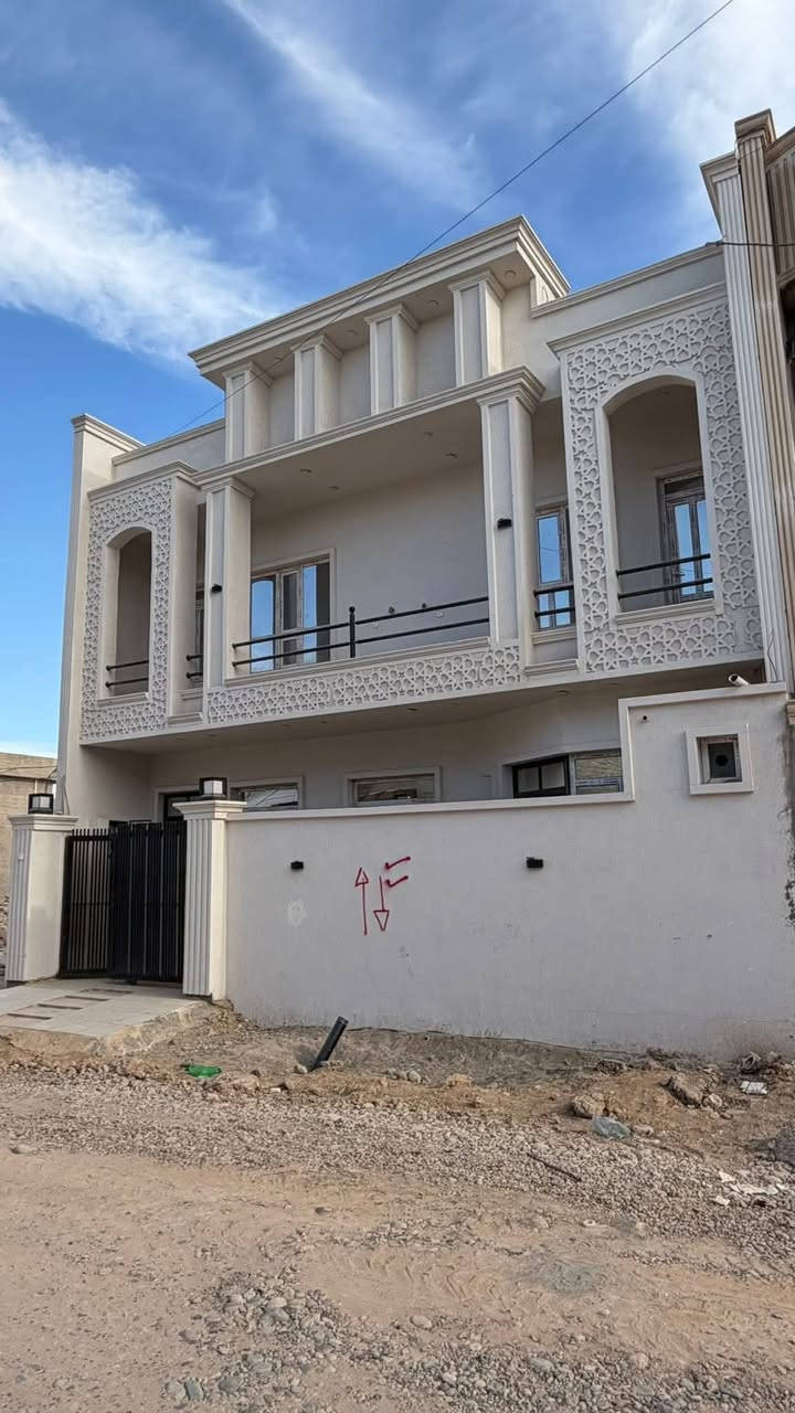 السلام عليكم

دار للبيع في الديوم التوحيد 

المساحه ١٠٠ متر مربع 10x10 ركن 

سنة البناء : ٢٠٢٤ الدار جديد مسكون سنه واحده فقط 

يتكون من : 3 غرف نوم +صالة +اسقبال + مطبخ 

للاستفسار اكثر مراجعة مكتب عقارات و مقاولات السردام 

***********
