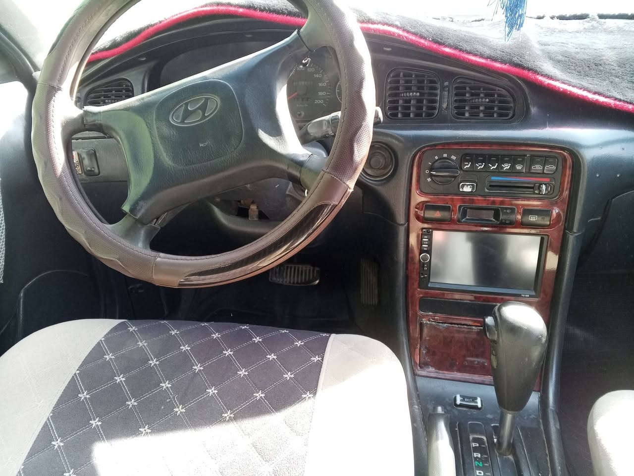 سوناتا تو ١٩٩٤ لون ابيض كير اتو محرك ٢٠٠٠ المرغوب و كير كفاله سياره جاهزه من كلشي سنتر لك مسجل شاشه كامره خلفيه غرفة السياره جاهزه مبيه اي عيب مكفوله من الضريبه 
عدى الجاملغ الامامي اليمين بي طخه ومعدل الساره رقم انبار انكليزي باسمي السياره تحويل ثاني يوم هزه مساقطه صار كم شهر
السياره نقصها تبريد فقط 
السعر ٤٣  رقم ***********
