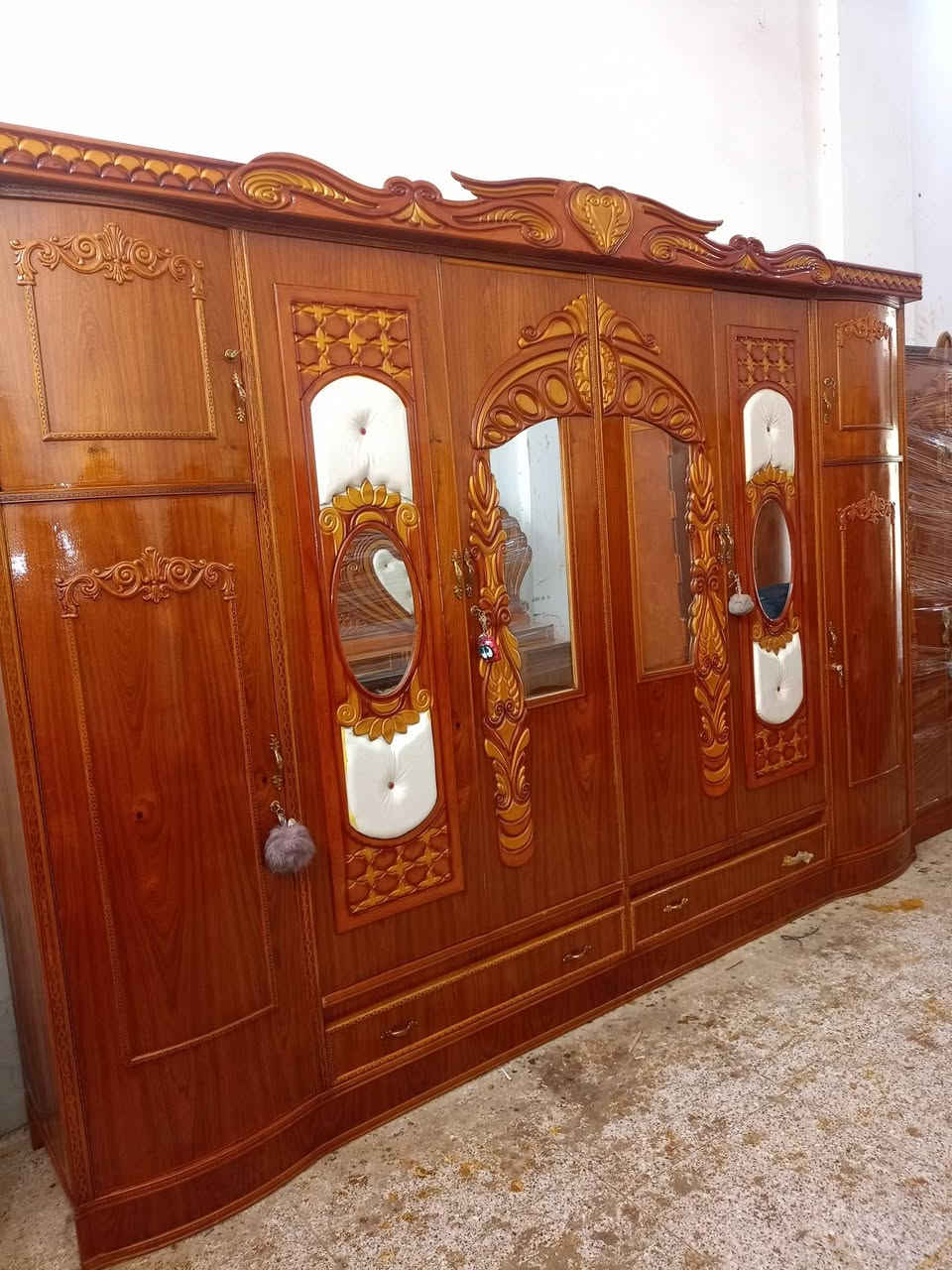 غرفة نوم عراقي مستخدم اخو الجديد وباسعار مناسبة شغل درجة اولى مرتب ضهر جرجوبة السعر 800 الف وبيها مجال للطيبين 
رقم الهاتف ***********
