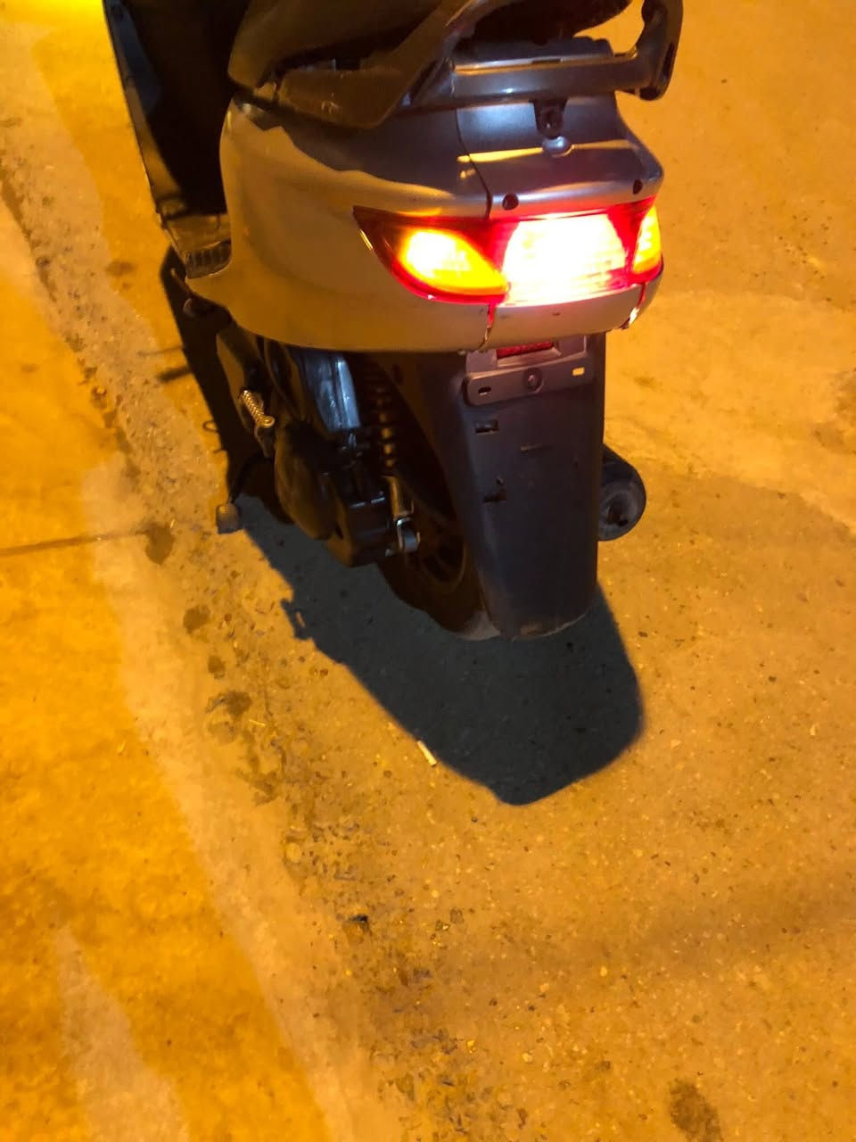 دراجه فراشه للبيع  مفتوحه مره وحده دراجه شلعه ومعدل صوتها ناعم لاتدخين ولا تبخير زوج تايرات جدد ب ٣٢٥ وبيها مجال *********** موجود ماسنجر وواتساب
