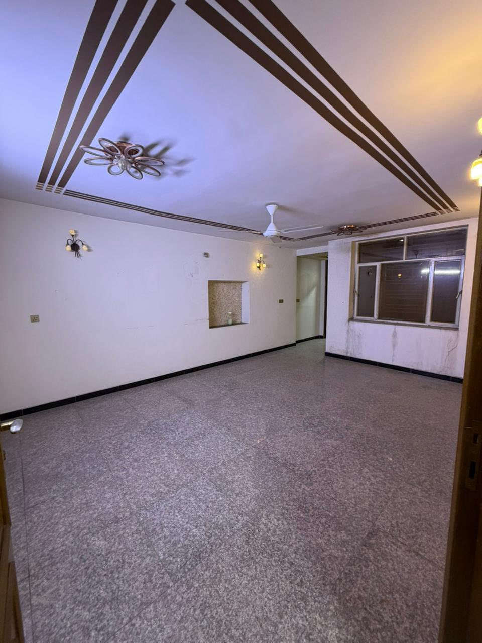 السلام عليكم 
دار  للايجار  تجاري او سكني في زيونه قرب مول دريم ستي  
المساحة :  200 م 
يتكون : كراج وصاله ومطبخ وخدمات وغرفه نوم والطابق الثاني 3  غرف نوم 
للاستفسار : ***********
