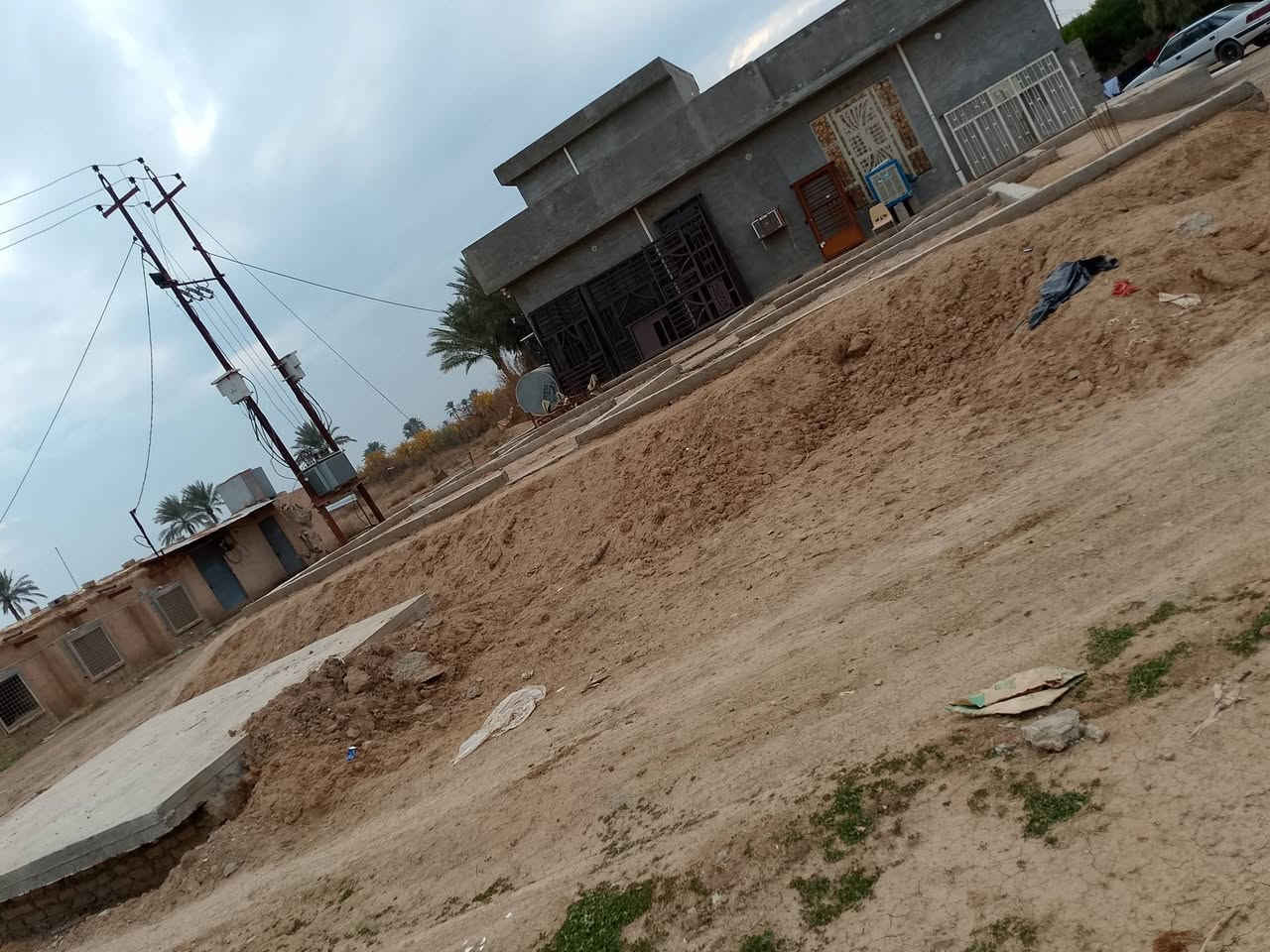 السلام عليكم ارض للبيع مساحتها 500..متر .. مع اساس خريطه كامله ارتفاعها 90سانتيم +.بلوعه جاهزه 4*5 والباقي موضح بلصوره.  ***********
