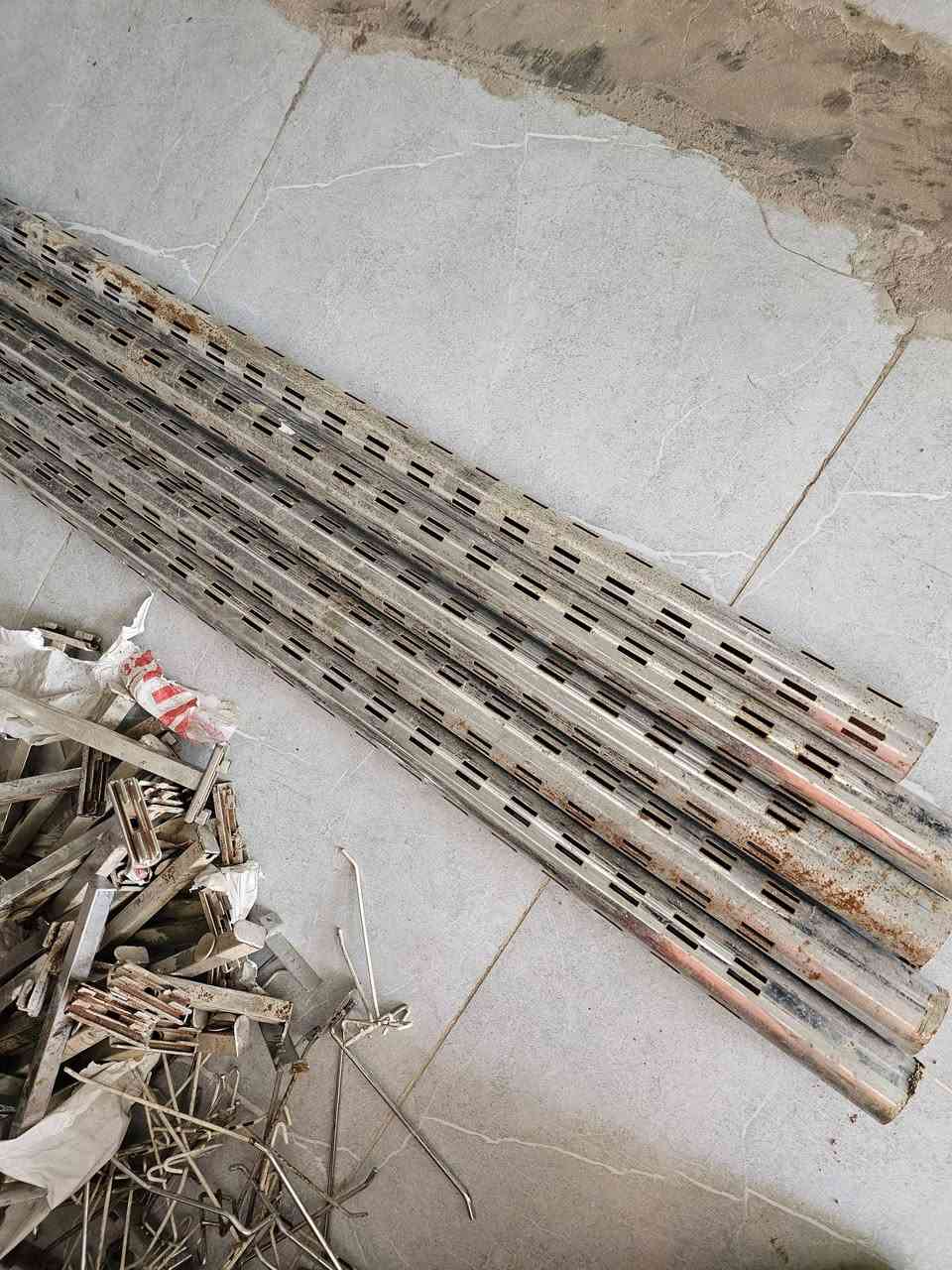 موجود هذني القطع للبيع اللي يفيدوه حمالات رفوف وبوري قاعدة للرفوف عدد ٤ 
والحمالات تقريبا ٦٠ او ٧٠ قطعة 
اللي يخدموه يتفضل خاص
او يتصل ***********
المكان النجف الاشرف
