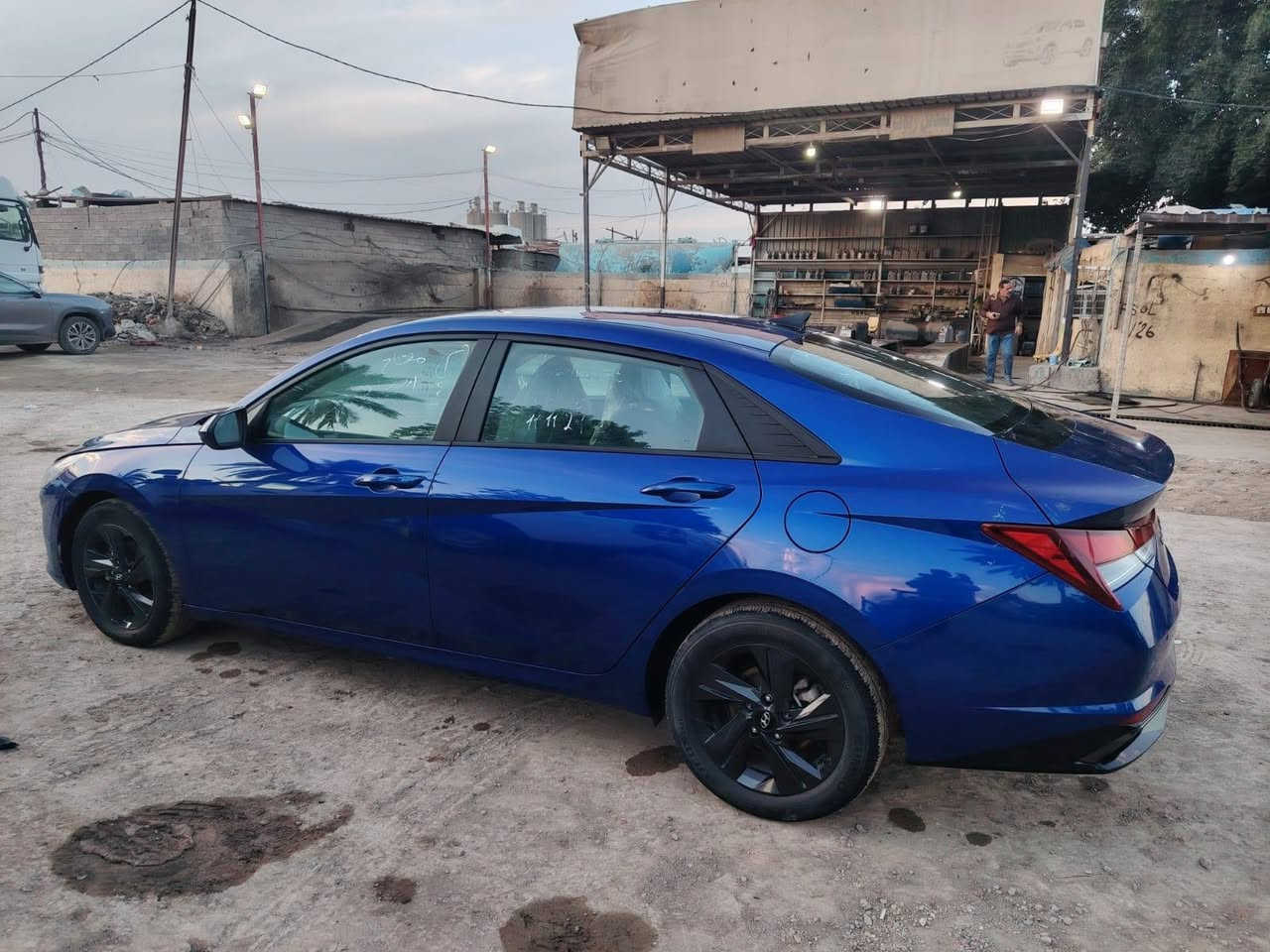 السلام عليكم اللنترا لون ازرق مكفوله من الصبغ والتبيديل موديل 2023 ماشيه 17 اوي مكلف بالنشر اي استفسار علَئ هذا الرقم *********** مكان بغداد بيع مستعجل عندي ضرف
