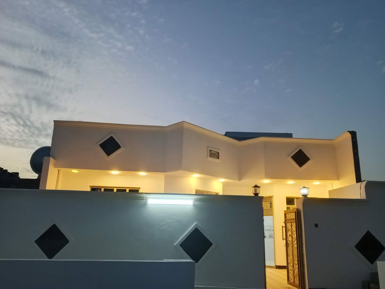 @إشارة الدار معروض للبيع مساحته ٢٠٠متر واجه ١٠ ونزال ٢٠ حديقه خارج وداخل بناء حديث بعده مامسكون متكامل من كلشي شارع ١٠ قرب مجمعات سكنيه وشارع ٤٠ المؤدي إلى جامعت الأنبار البيت مطبك شتايكر + مشين بي معامله تطويب وكل اولياته موجوده بالبلديه سعر المطلوب ٦٥ وبي مجال+ لايوجد بيع قسط ولا مراوس فقط بيع بالنقد اخوان والي يريد البيت يجي يشوف البيت ويكعد ويه صاحب الملك ويعامله اني غير مخول بالعمله وربي يسهل للجميع استفسار اكثر اتصل *********** |***********
