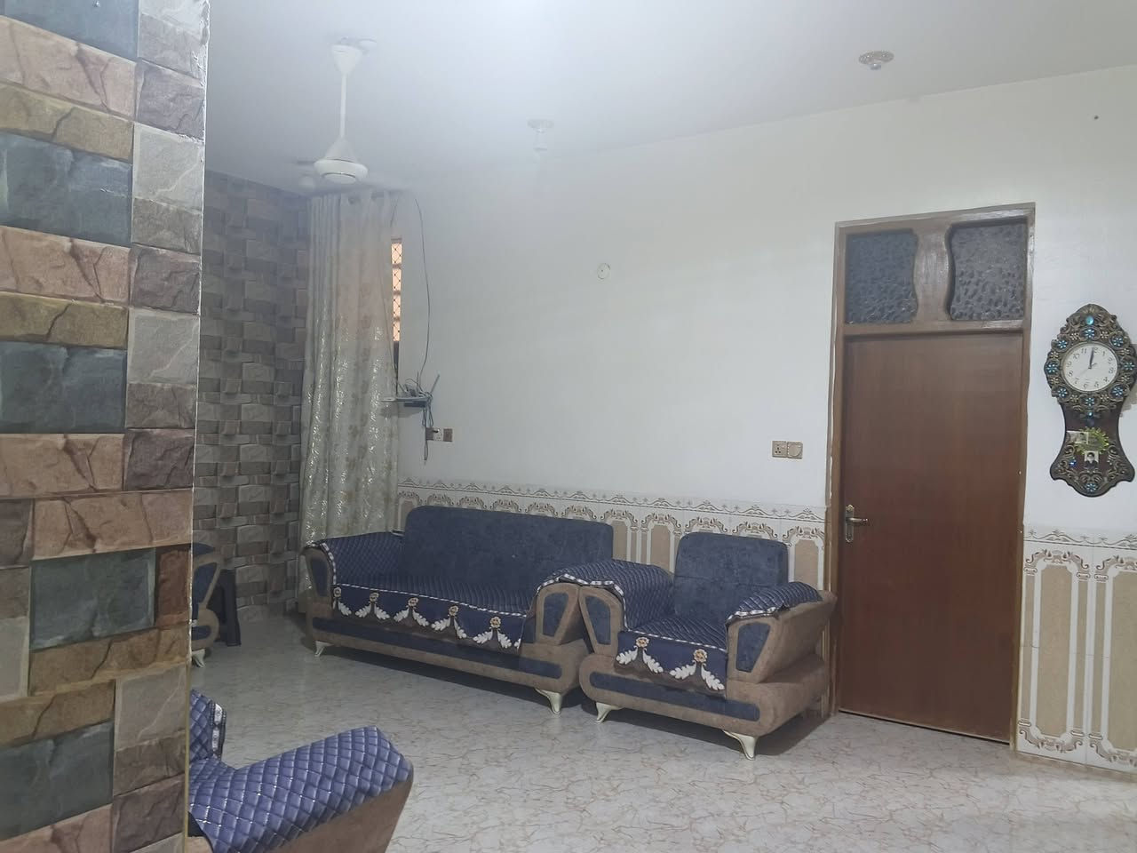 منزل للبيع في الخاجيه مساحته 206 متكون من مطبخ مساحته 4×5 واستقبال 7 ونص ×4 صاله 4عرض 9 طول غرفتين 5×4 وطابق ثاني متكون من غرفه نوم على الاستقبال وغرفه نوم على المطبخ وصاله و حمام وتواليت يبعد عن الشارع العام 50 متر للاستفسار اتصال ***********
