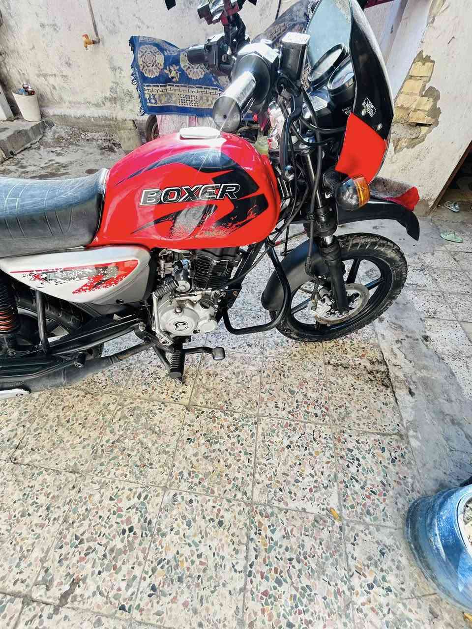 سلام عليكم شباب دراجه بوكسر موديل2021الدراجه مرقمه رقم إنكليزي الدراجه كفاله عامه من اي نقص أو فتح بيه شغله بسيطه صغيره بيه رصعه بالتانكي ما بينه الله شاهد ومثل ما موضح بالصور نضافه الدراجه العنوان بغداد حي اور تحويل ويه صاحب الدراجه مباشر ***********
