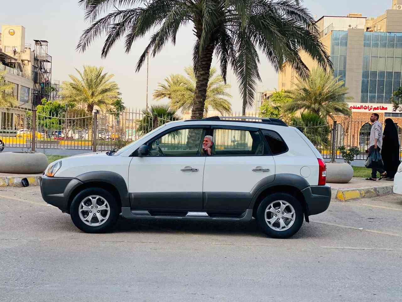 توسان موديل 2009خليجي.       سعر 119 مكفوله كفاله عامه من صبق وضربه وتبديل والبارد والشخط سياره على وضع الشريكا اخت زيرو حته الكتلوك موجود ماشيه 138ك مواصفات خليجي دواخل بيجي شاشه كامره محرك 4سلندر مكينه 2000محرك وكير مكفولات حداديه ١٠٠ب١٠٠ تخم تاير تبريد ثلج مكان السياره كربلاء المقدسة الستفسار اكثر تصال ***********
