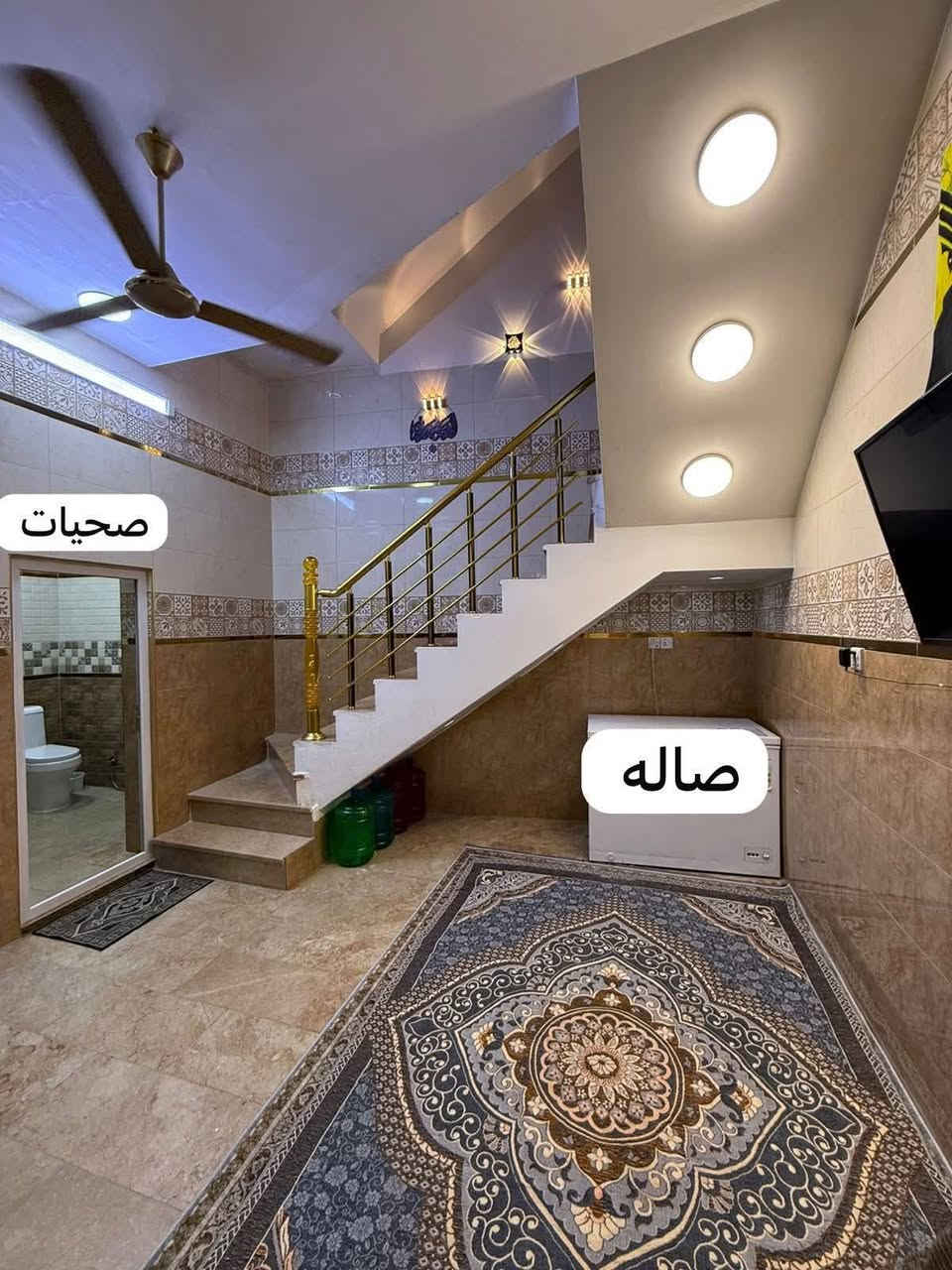 *🏡 بيت للبيع - بناء حديث 2021 - شارع المغرب*

*📍 الموقع المميز*:  
بغداد | شارع المغرب | داخل فرع مستشفى المؤيد الأهلي  
محلة 304 | داخل قيصيرية  مقرنص
*📐 المواصفات*:  
*المساحة*: 70م² | *الواجهة*: 7 اله ربع 
 البيت مدخلين 
3 طوابق + سويت + سطح 
*البناء*: نهاية 2021 | تشطيب حديث
*🏠 التقسيم*:
*الأرضي* ➡️ مطبخ + استقبال + صالة صغيرة + صحيات داخلية وخارجية + ترك داخلي  
*الثاني* ➡️ 1غرفة نوم كبيره   + 1 غرفة صغيرة + صحيات + بلكونة  
*الطابق الثالث  ➡️ 1 غرفة نوم كبيره  + 1 غرفة صغيرة + صحيات + بلكونة  
*السطح* ➡️ غرفة سويت كبيرة + سطح كامل

*💡 مميزات*: مدخلين، تهوية ممتازة، موقع حيوي قريب مستشفى + خدمات

*📞 للاستفسار والاتصال للجادين 
او مراوس بيت حصرا الجزيره السياحيه 
رقم الهاتف ***********
