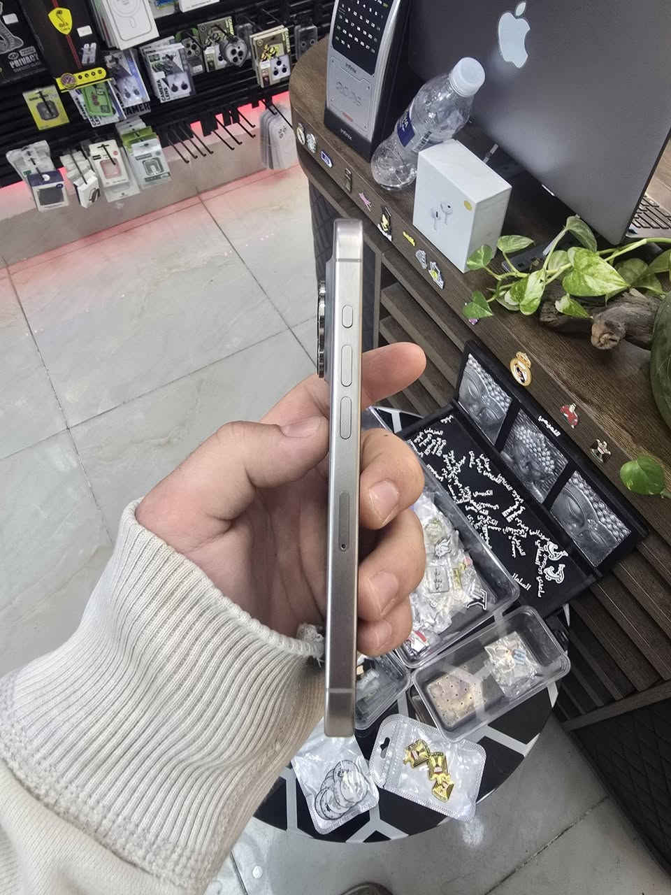 السلام عليكم .
15 برو 
بطاريه 87
ذاكره 256
دبل سيم 
نموذج M
شرق اوسط
سعره 900


**إذا كنت صاحب هذا الإعلان وتريد حذفه لأي سبب، رجاءا أرسل رسالة إلى الدعم الفني**