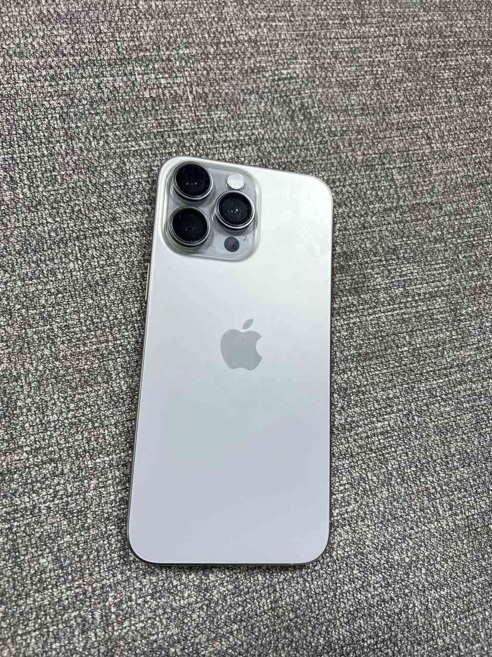 مستخدم ايفون 15pro max
ذاكرة 256GB بطارية 94 
عدد الدورات 315 كفالة عامه الجهاز وتر بروف فقط كيبل ويا الجهاز هاتف ☎️ ***********
