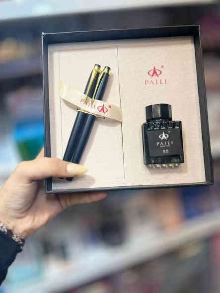 المجموعة الذهبية: طقوم أقلام فخمة (PAILI والمشابهة
​أقلام أنيقة: طقوم أقلام فاخرة بتصاميم عصرية ومذهلة (ذهبي، فضي، أسود مع لمسات ذهبية) لتترك انطباعاً لا ينسى.
​تغليف مثالي: تأتي بعلبة جميلة وفخمة، جاهزة لتقديمها كهدية تخرج، أو هدية لأي شخص عزيز ومهم في حياتك.
​جودة عالية: أقلام مصممة للكتابة السلسة والمريحة

​📍 السندباد.. لكل ما يلامس ذوقك.
​✅ يتوفر توصيل داخل المجمع
🚚 وتوصيل لجميع المحافظات
​🏙 بغداد – مجمع بسماية السكني – الشارع العام – مقابل A2
​📱 للتواصل:
​***********
​***********
